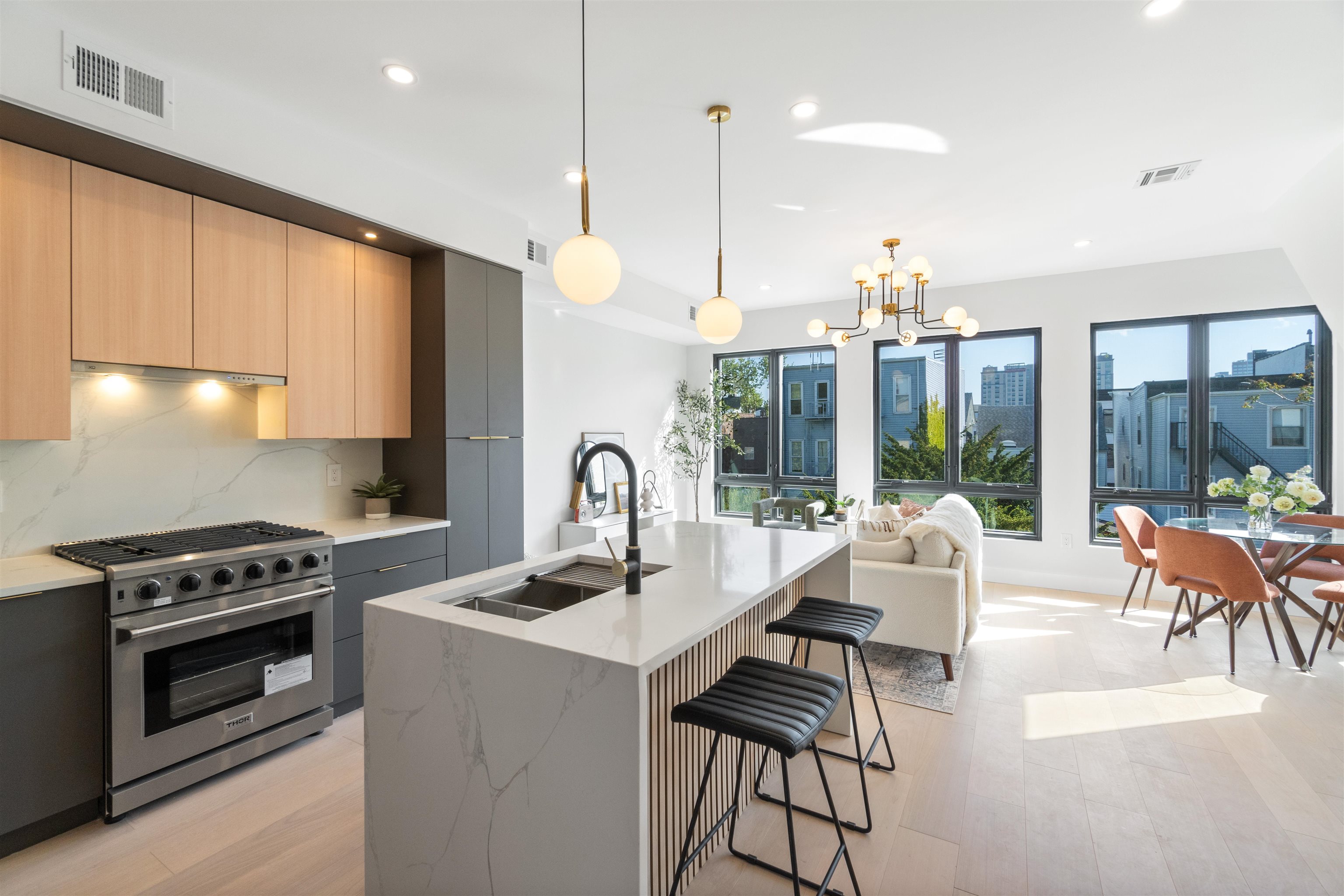 67 LAIDLAW AVE Unit: 2