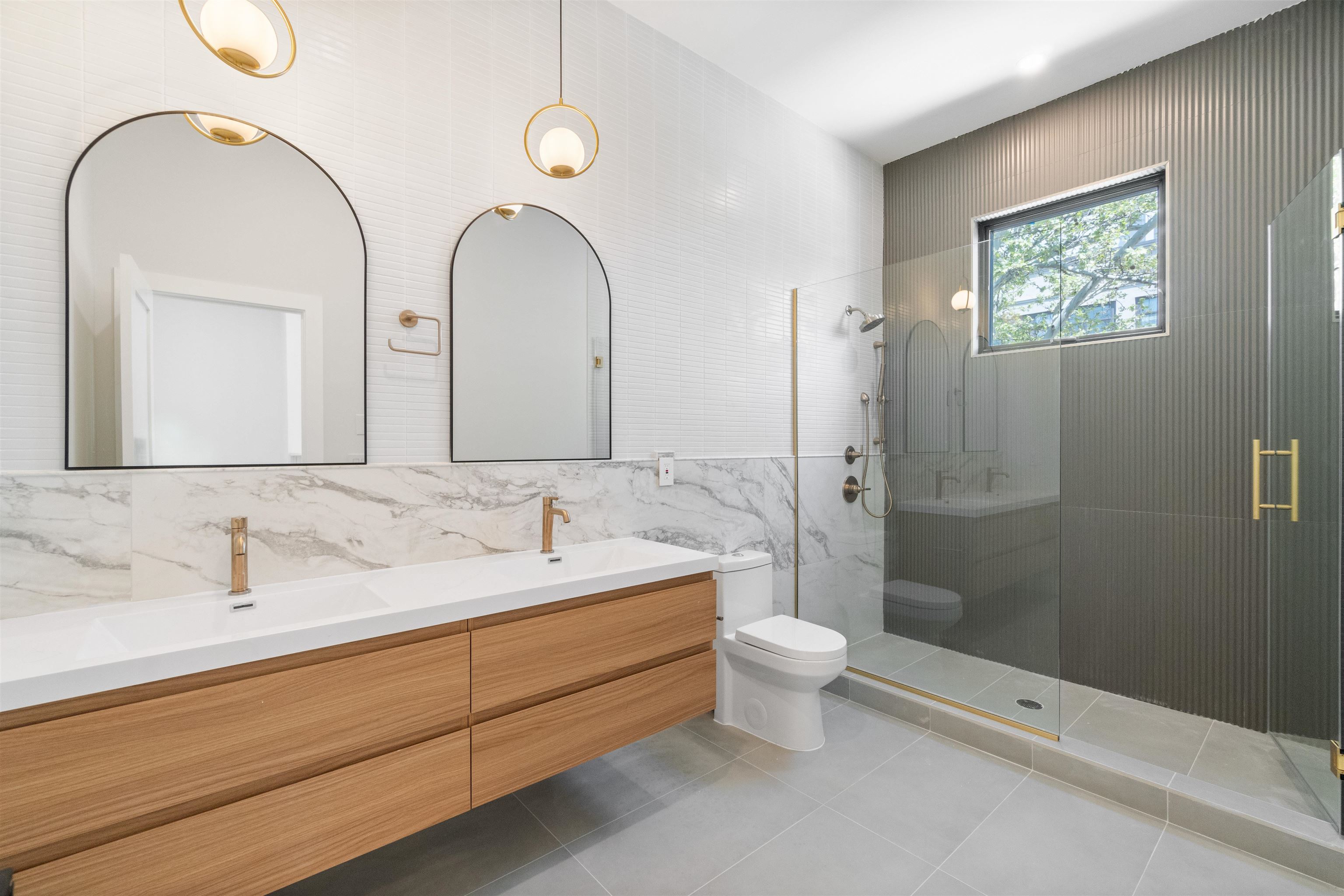 67 LAIDLAW AVE Unit: 2