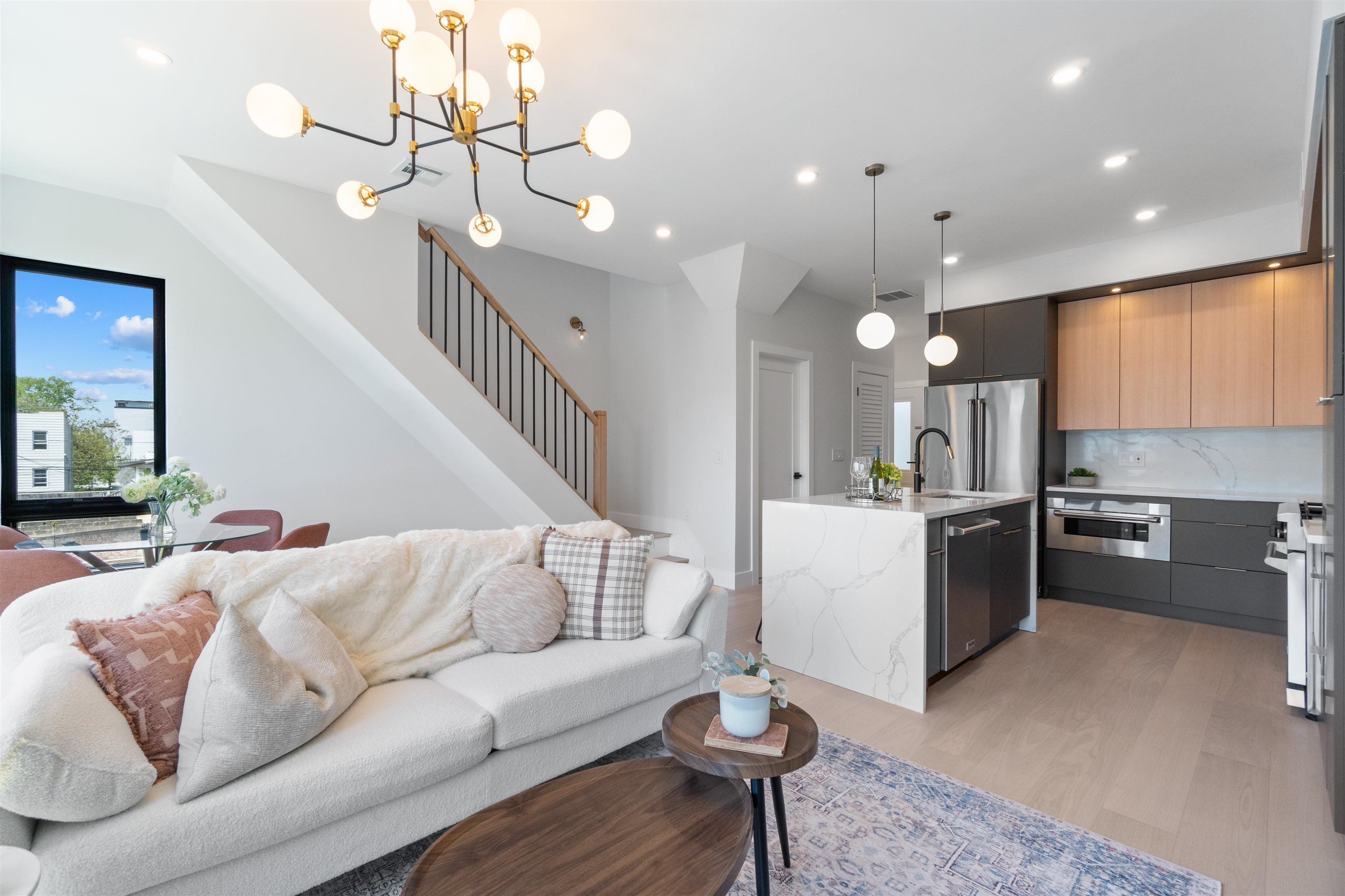 67 LAIDLAW AVE Unit: 2