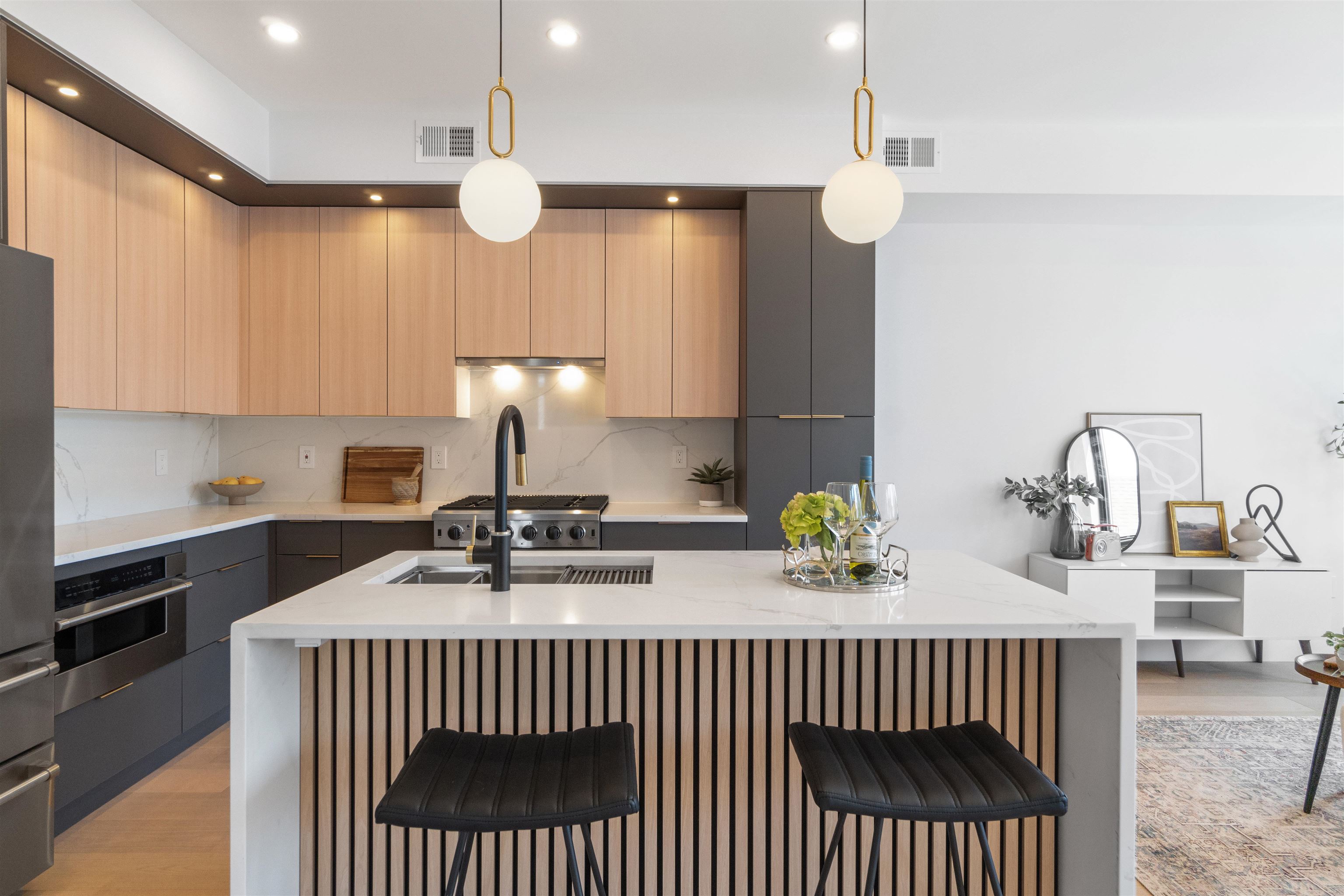 67 LAIDLAW AVE Unit: 2