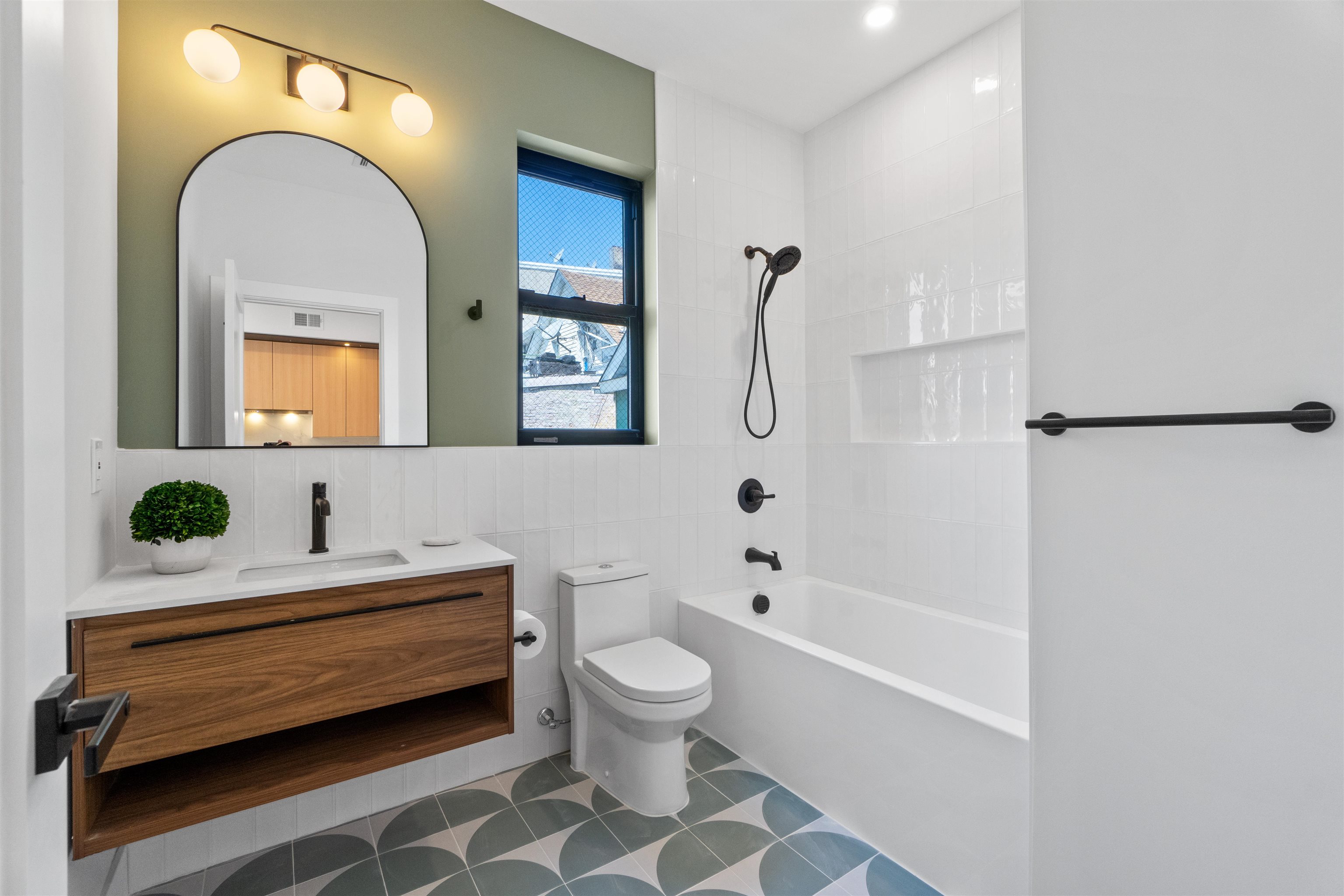 67 LAIDLAW AVE Unit: 2
