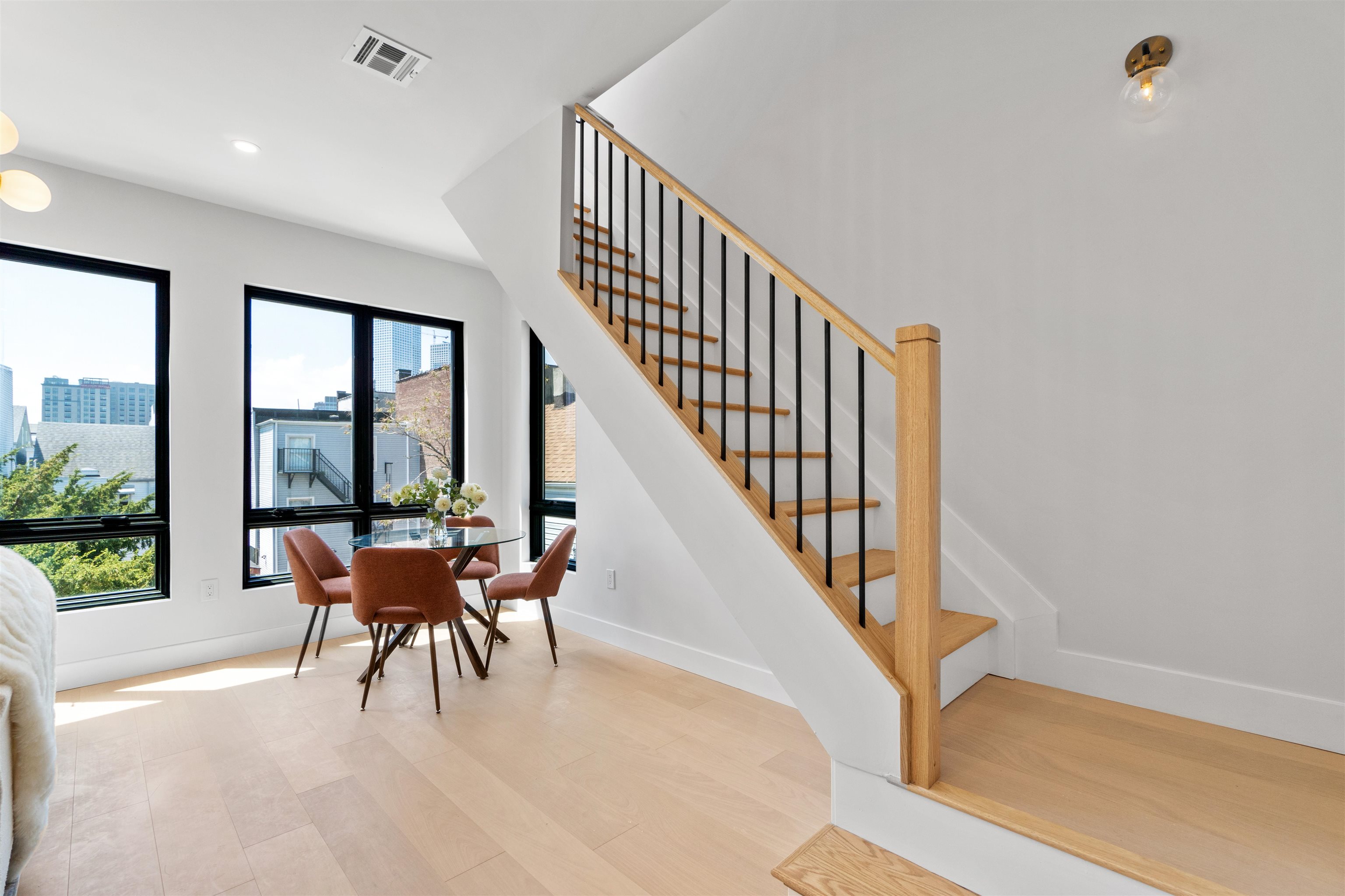 67 LAIDLAW AVE Unit: 2