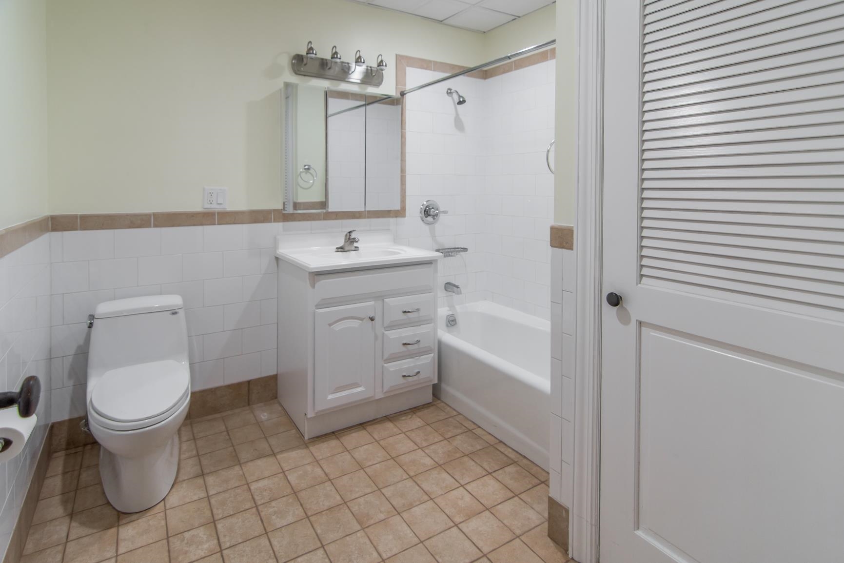 300 COMMUNIPAW AVE Unit: 106
