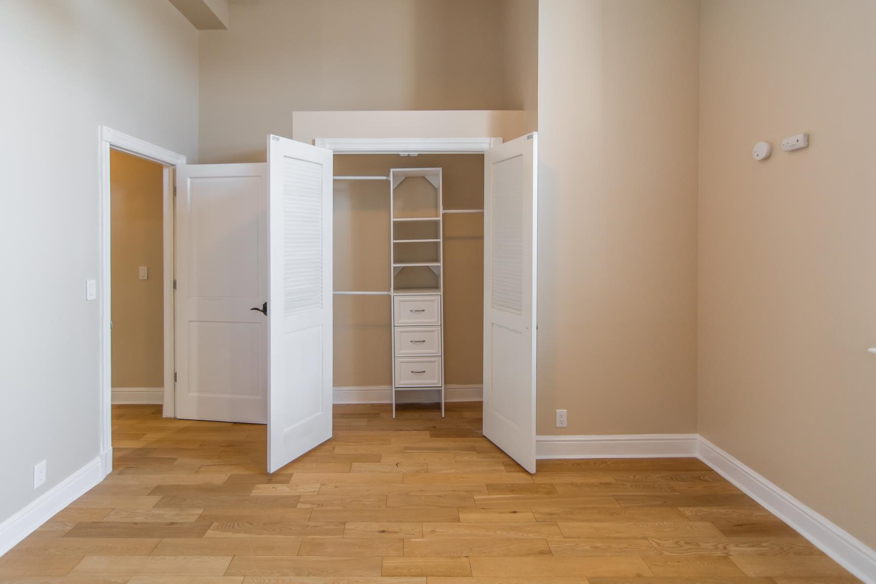 300 COMMUNIPAW AVE Unit: 106