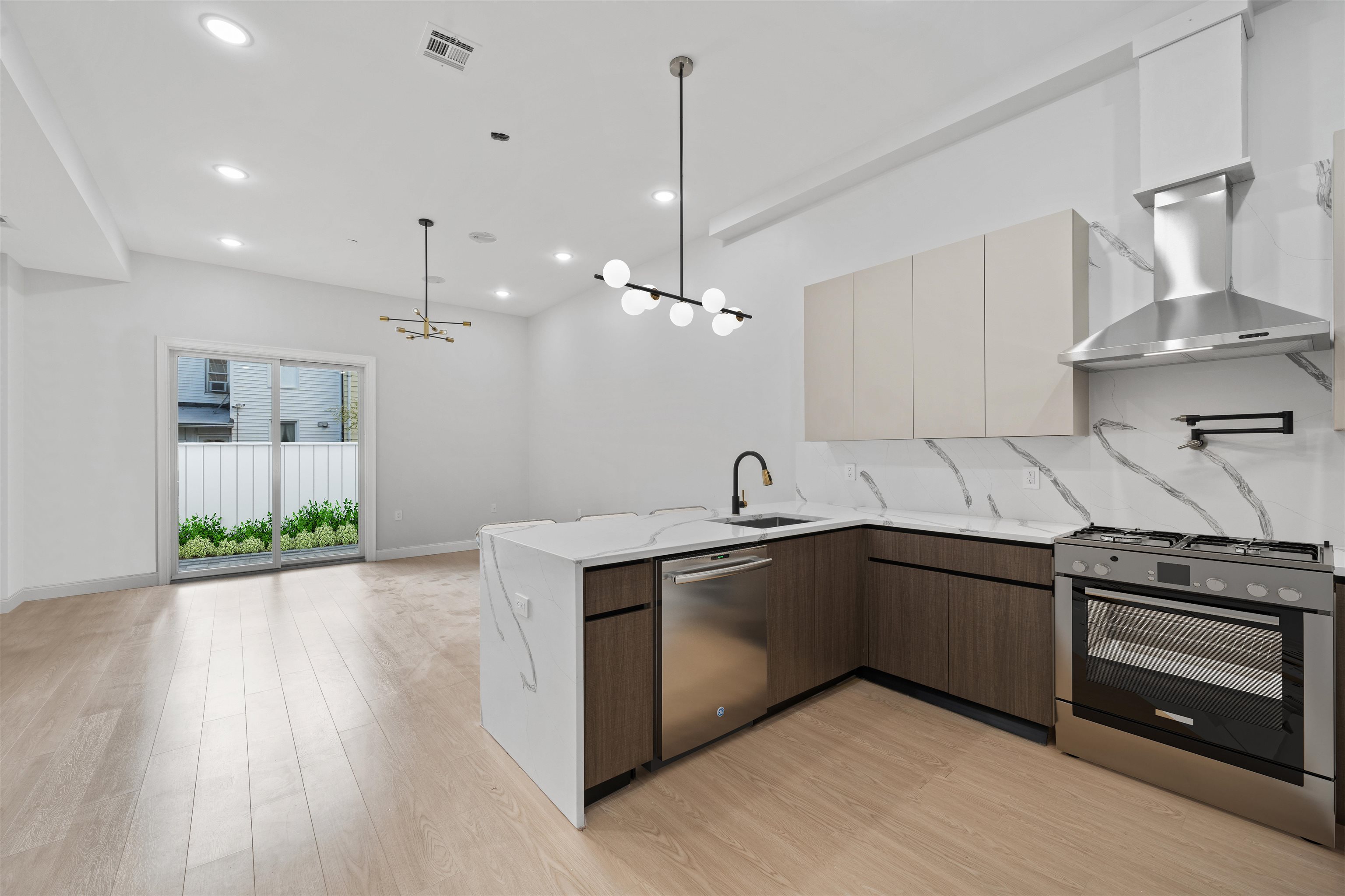 573 PALISADE AVE Unit: 1B
