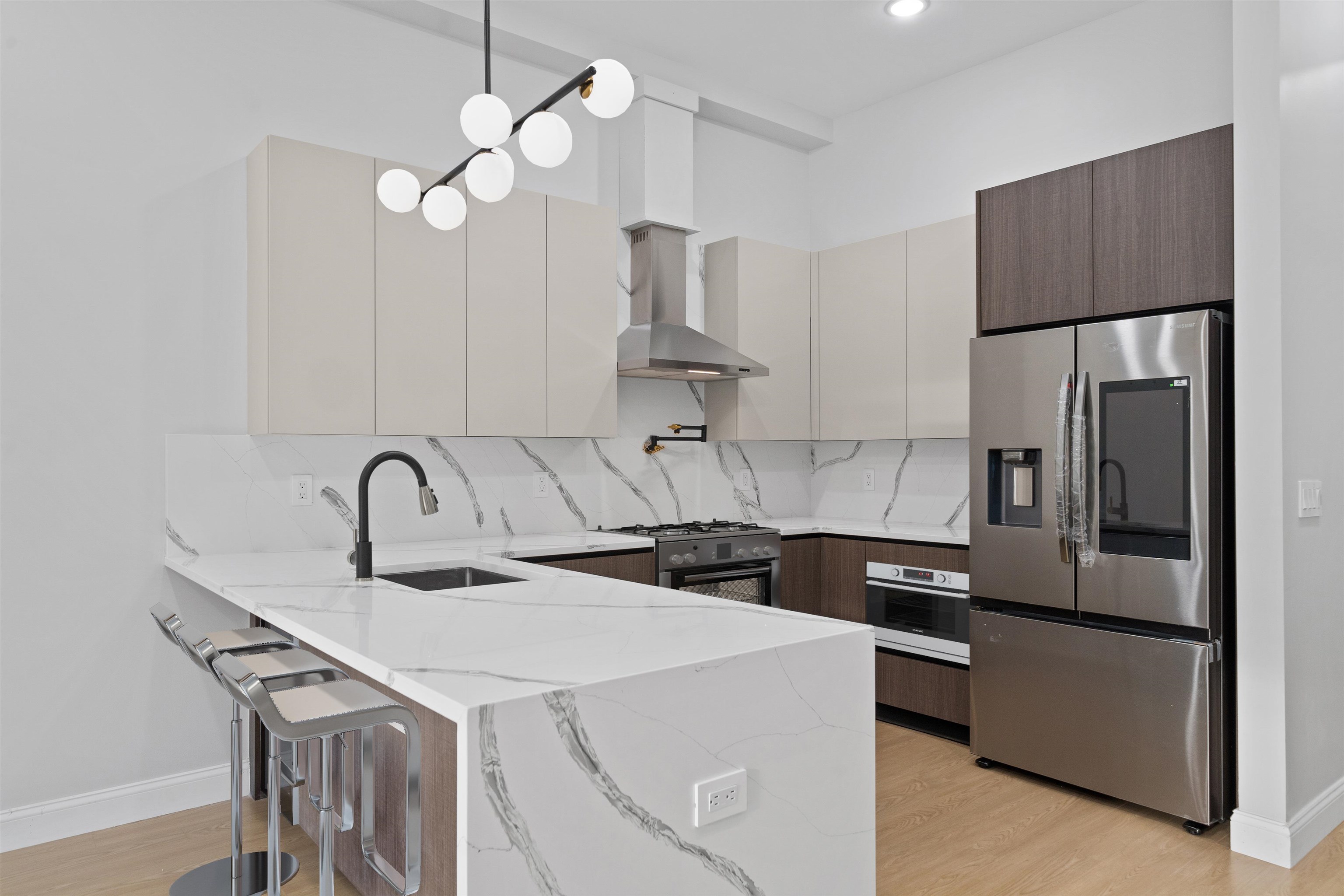 573 PALISADE AVE Unit: 1B