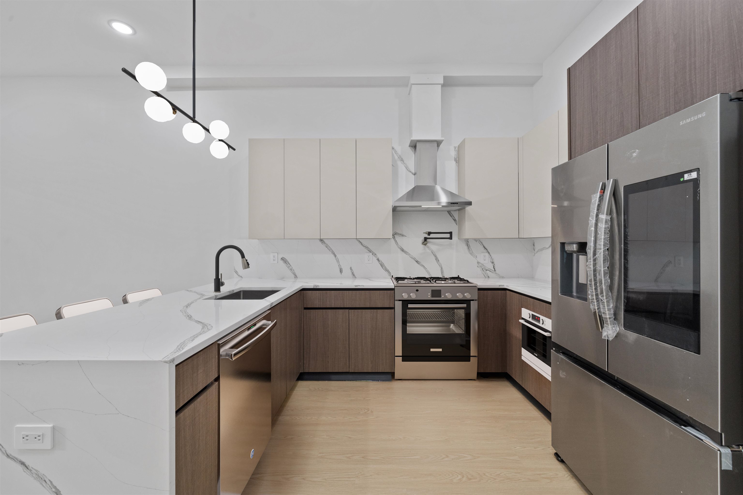 573 PALISADE AVE Unit: 1B