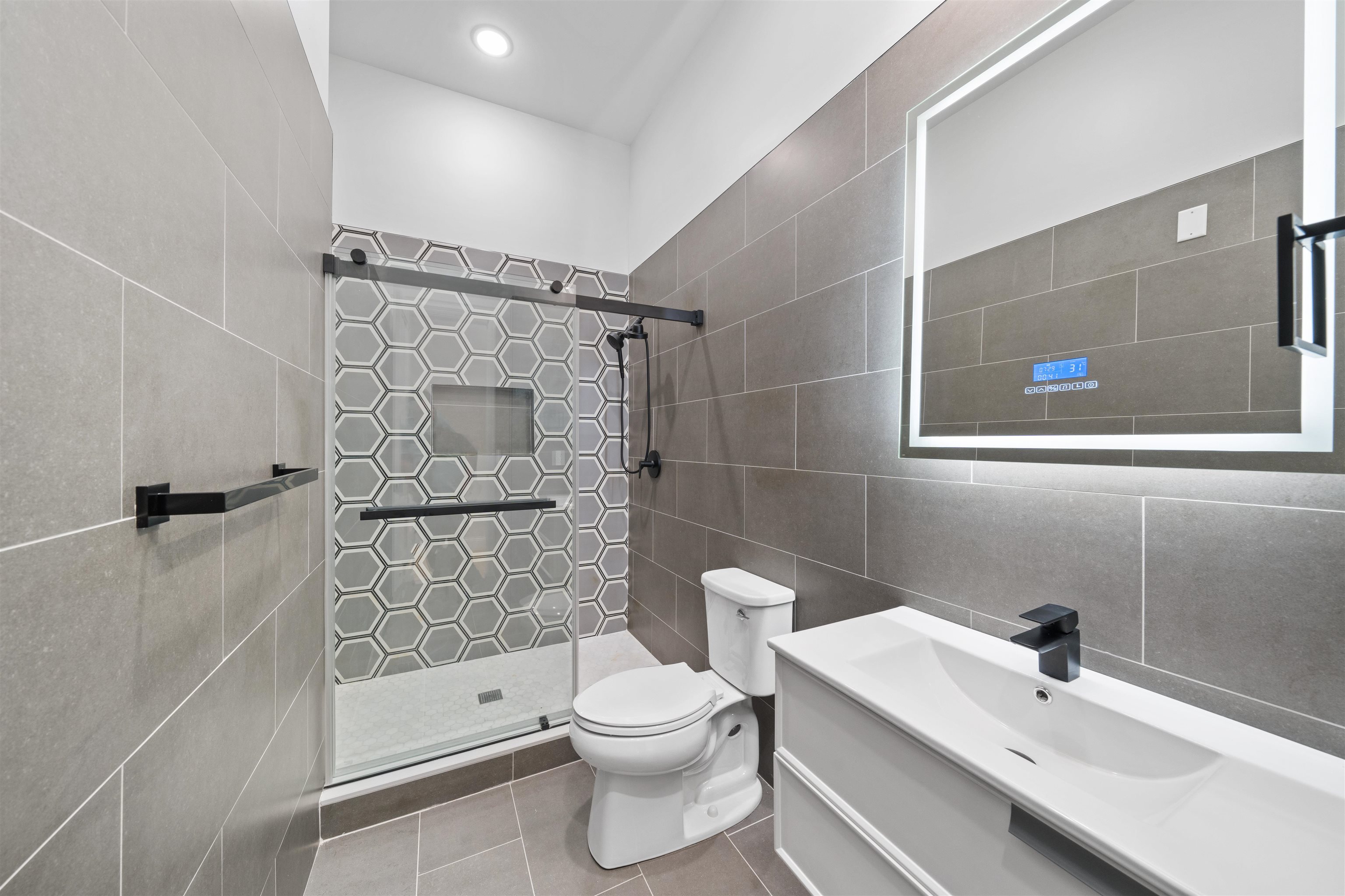 573 PALISADE AVE Unit: 1B