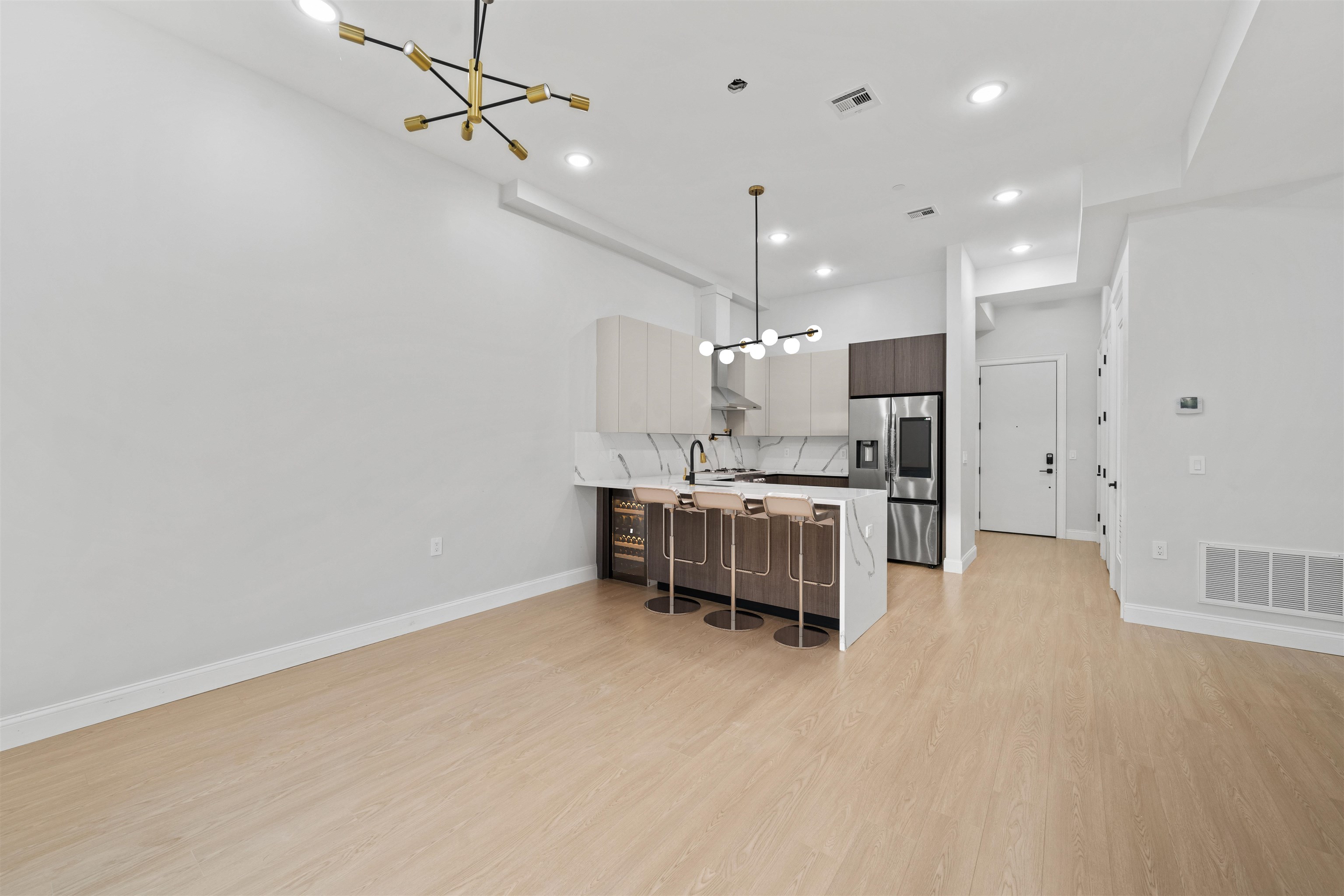 573 PALISADE AVE Unit: 1B