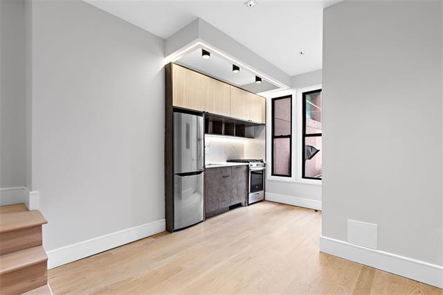 542 NEWARK AVE Unit: 2