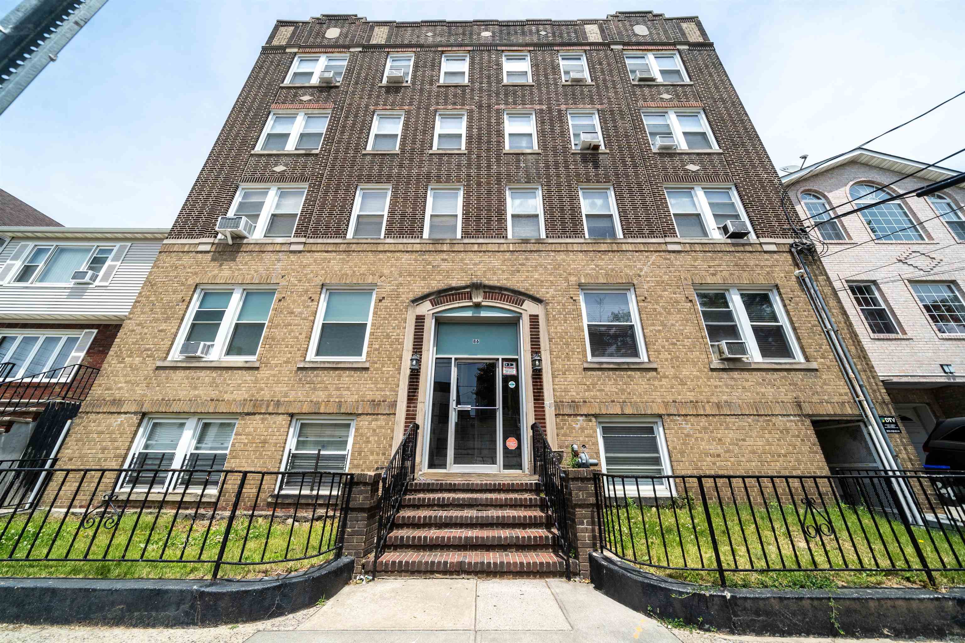 86 CHARLES ST Unit: 303