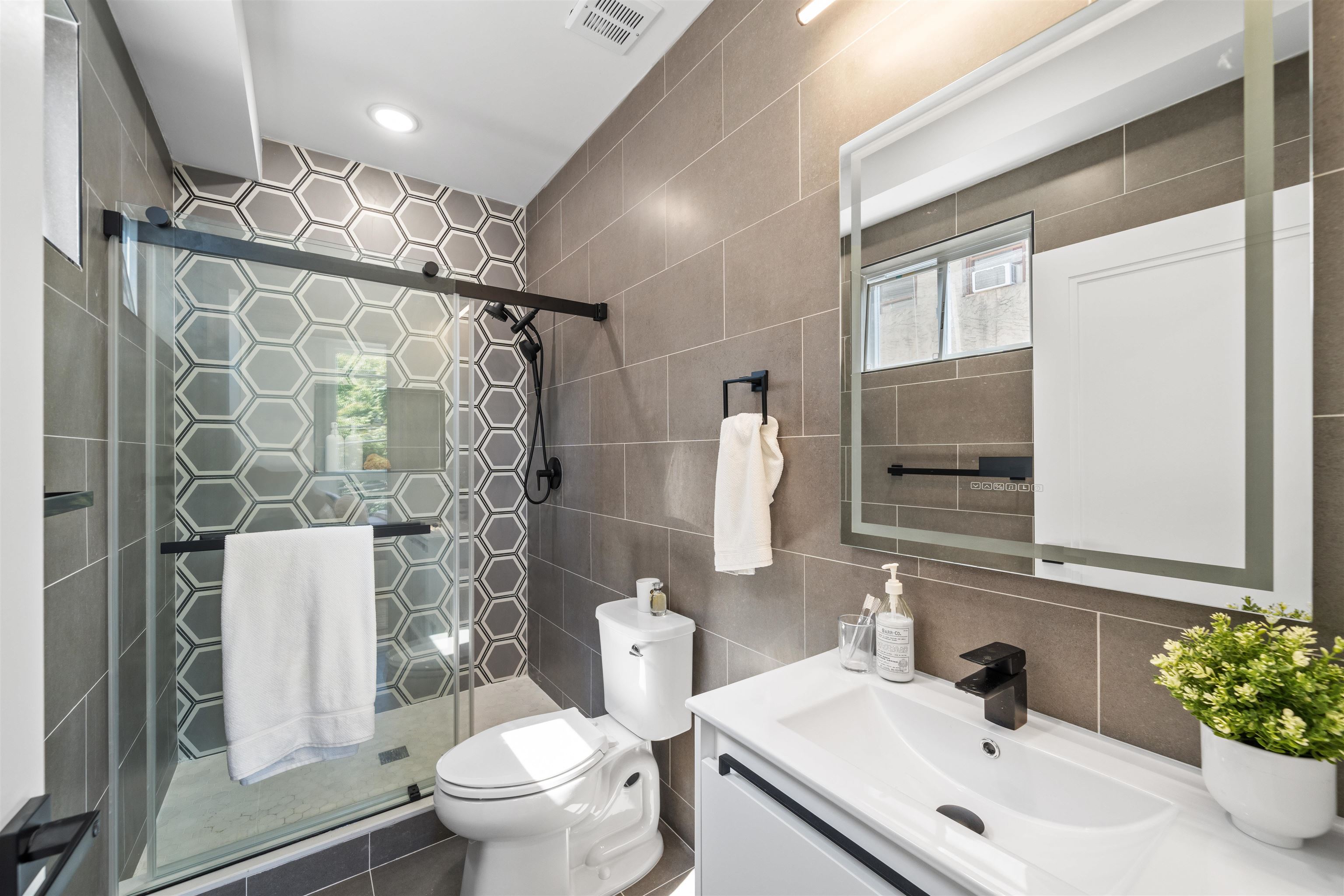 573 PALISADE AVE Unit: 2A