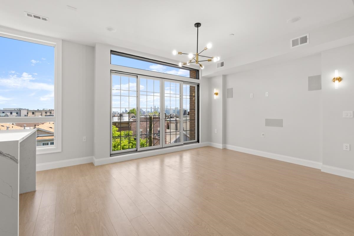 573 PALISADE AVE Unit: 4A