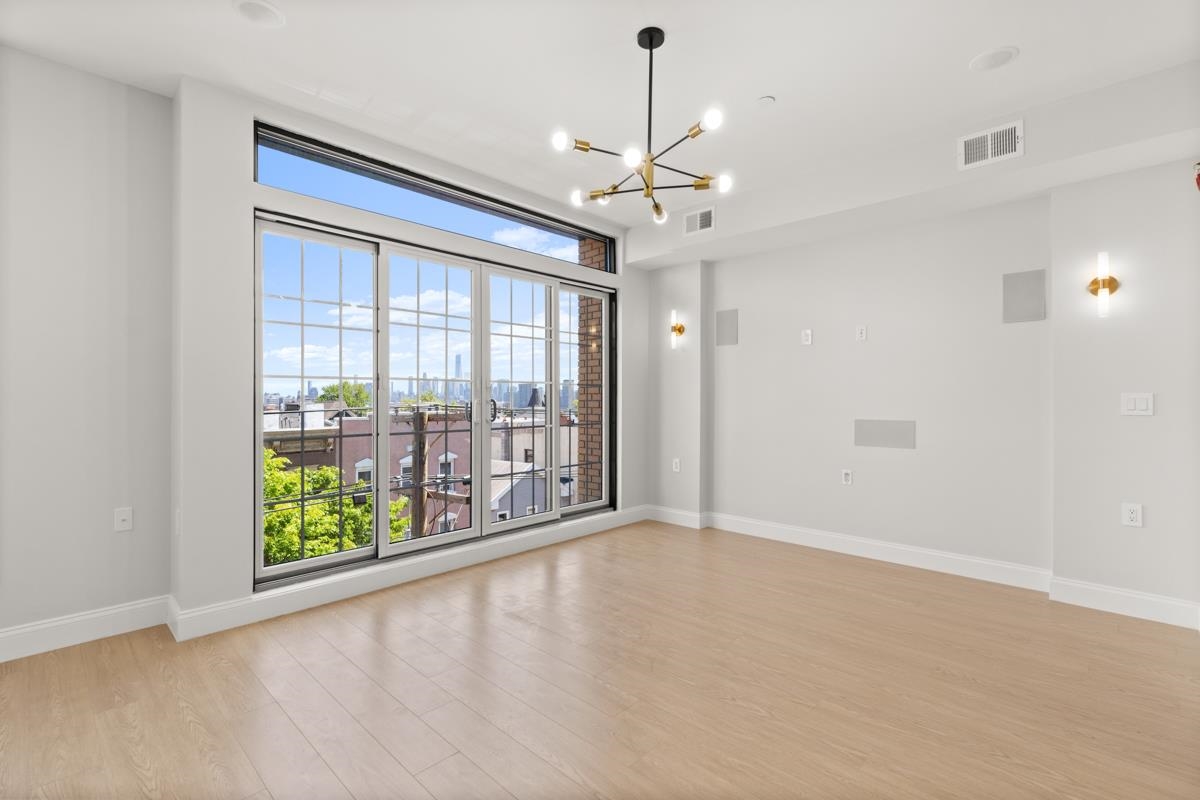 573 PALISADE AVE Unit: 4A