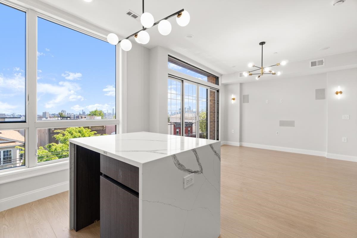573 PALISADE AVE Unit: 4A