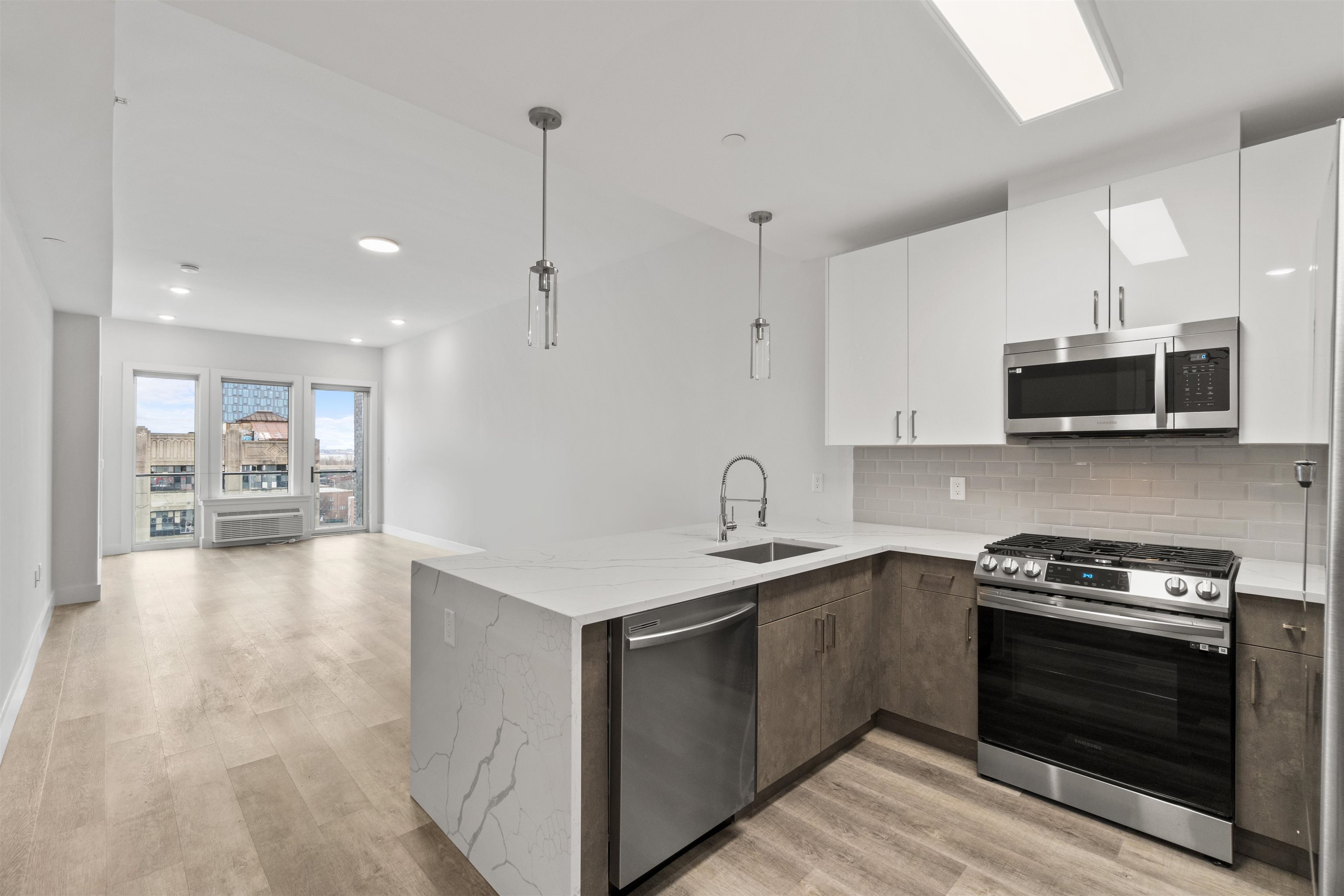 412 WHITON ST Unit: 405