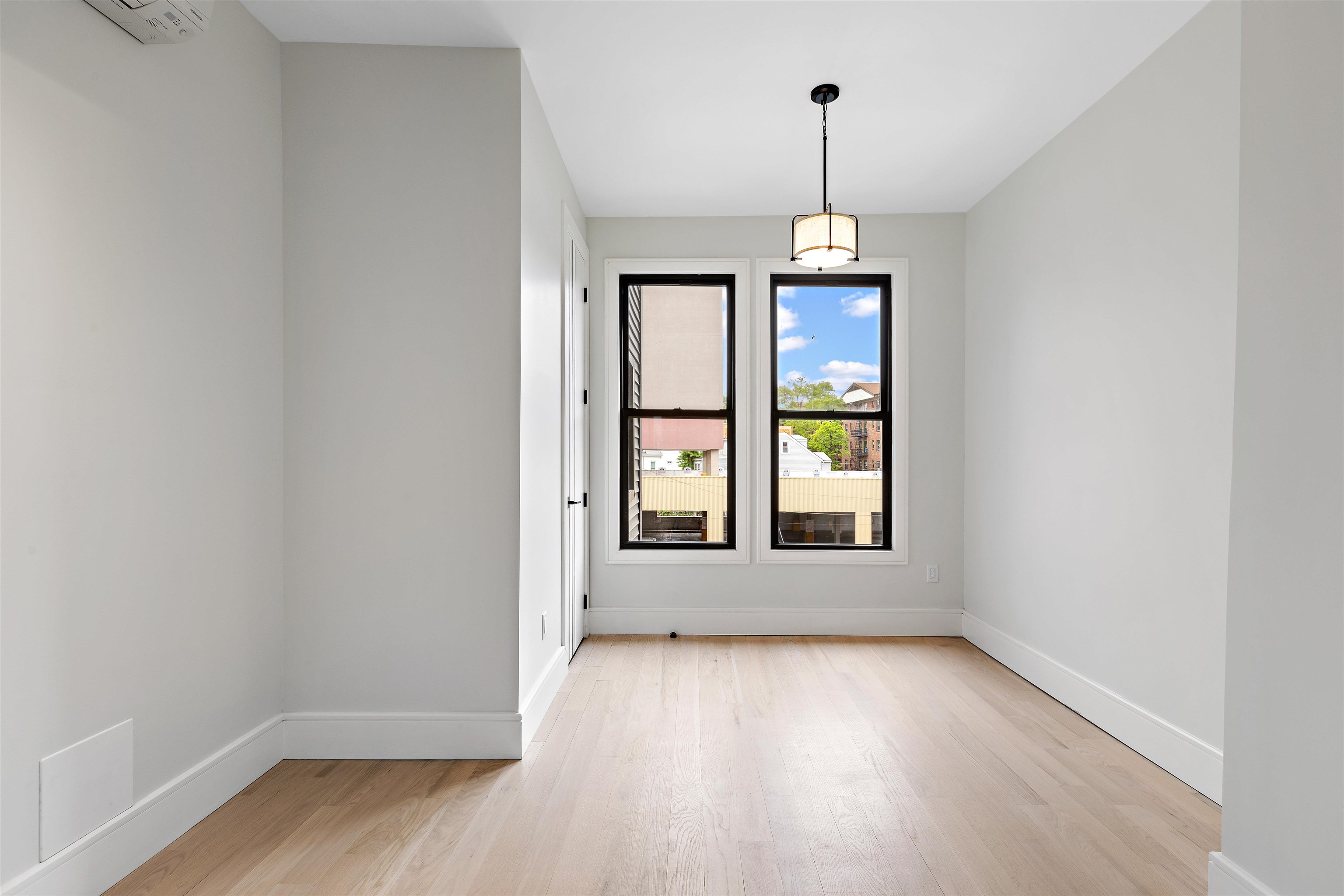 542 NEWARK AVE Unit: 2R