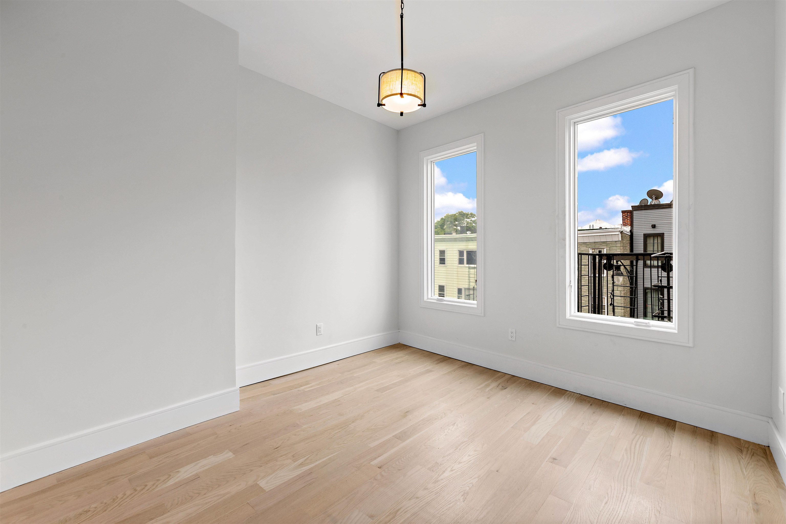 542 NEWARK AVE Unit: 2R