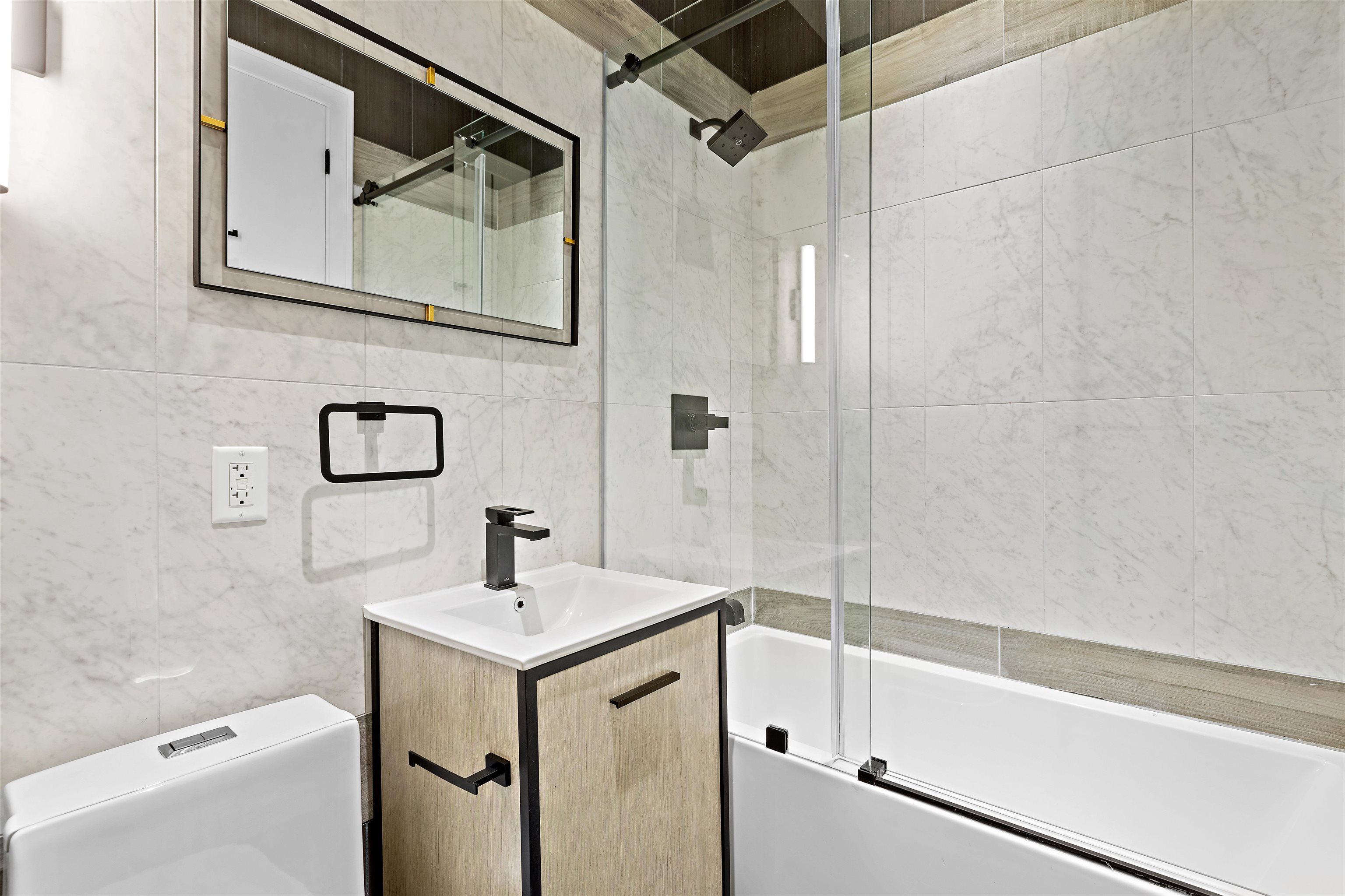 542 NEWARK AVE Unit: 2R