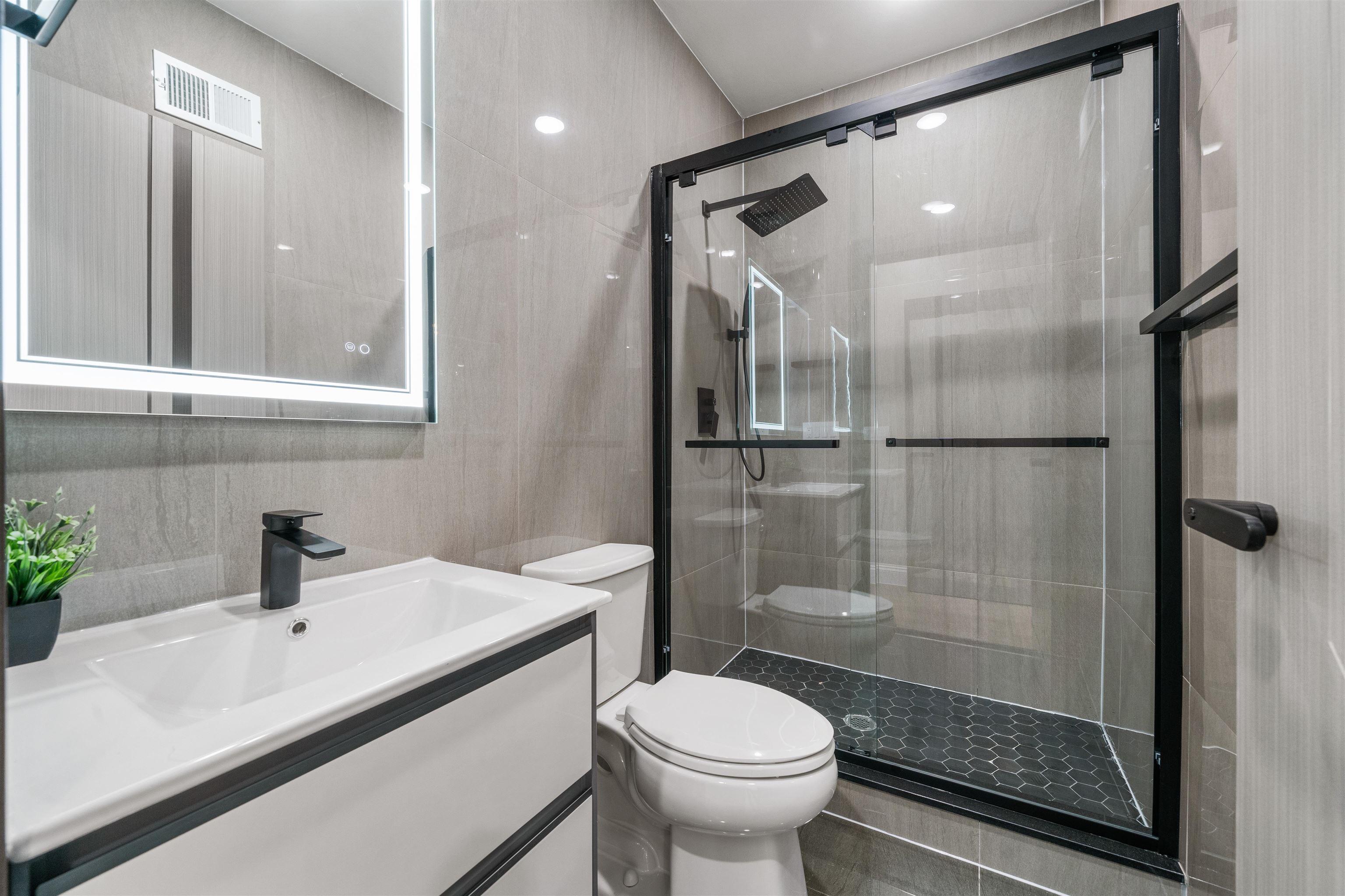 221 LIBERTY AVE Unit: 1
