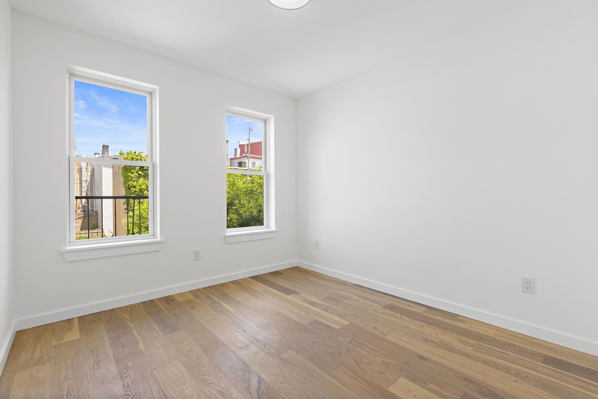 364 8TH ST Unit: 2R