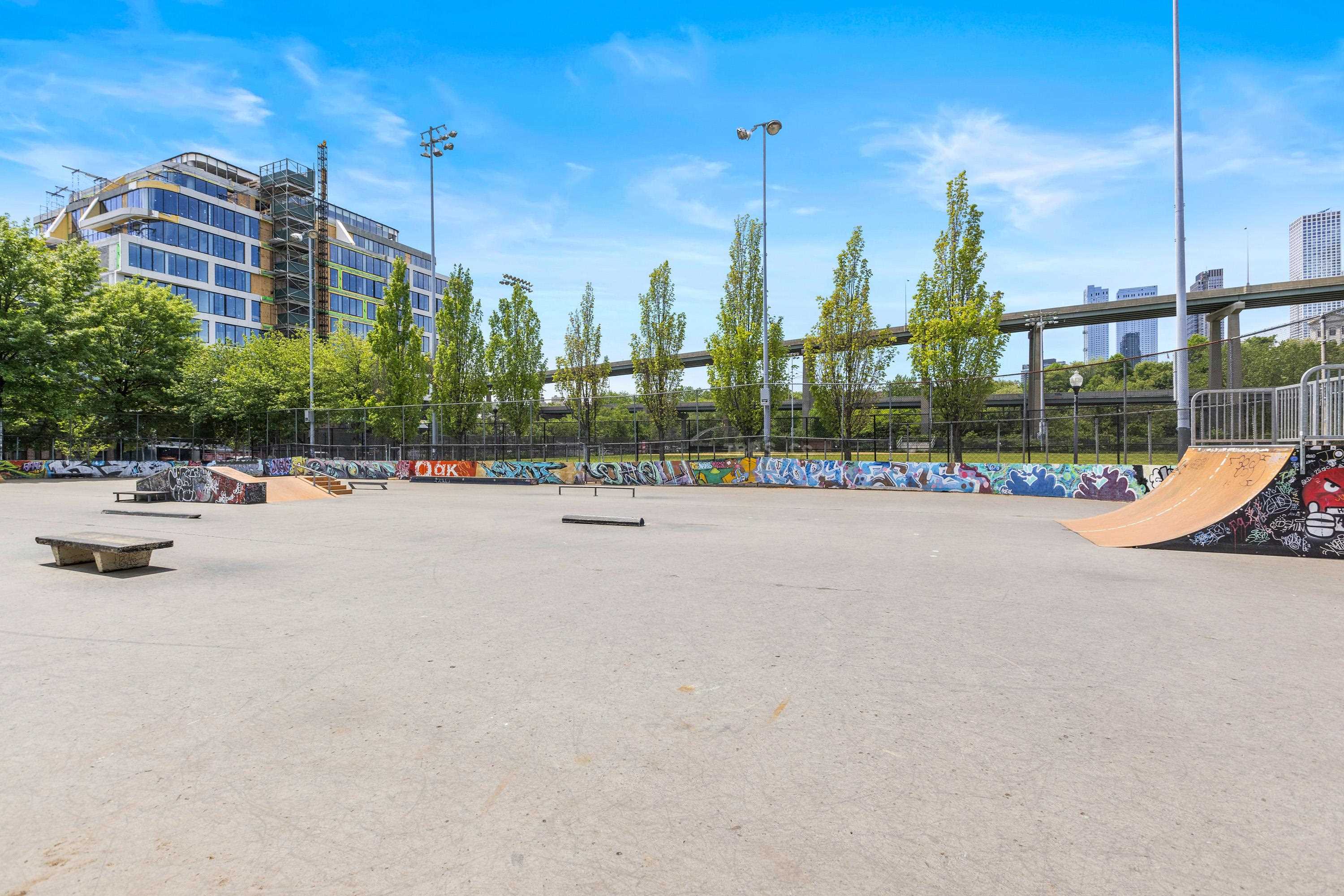 364 8TH ST Unit: 2R