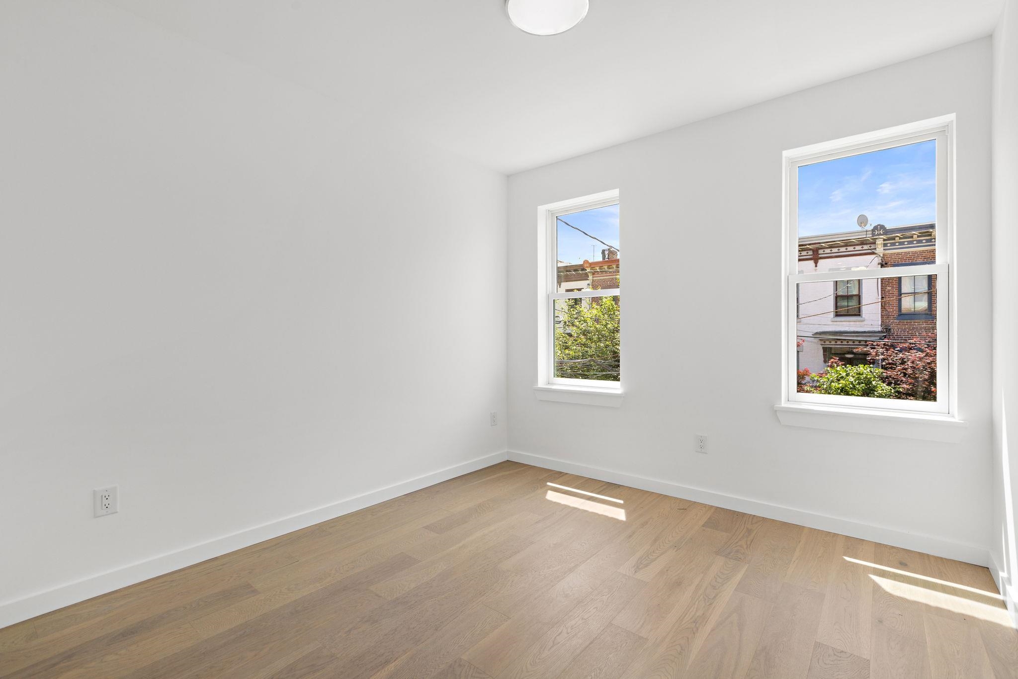 364 8TH ST Unit: 2R