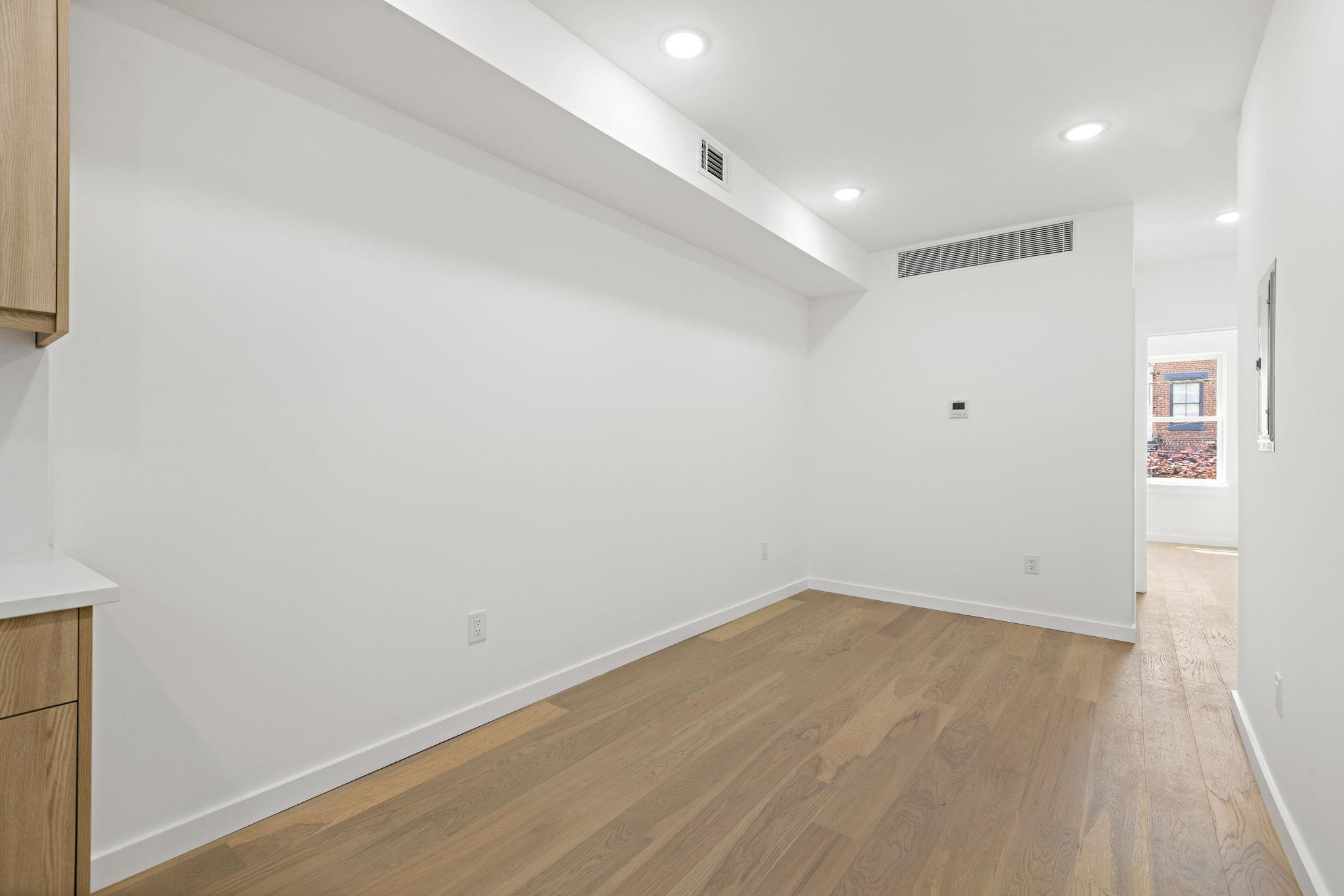 364 8TH ST Unit: 2R