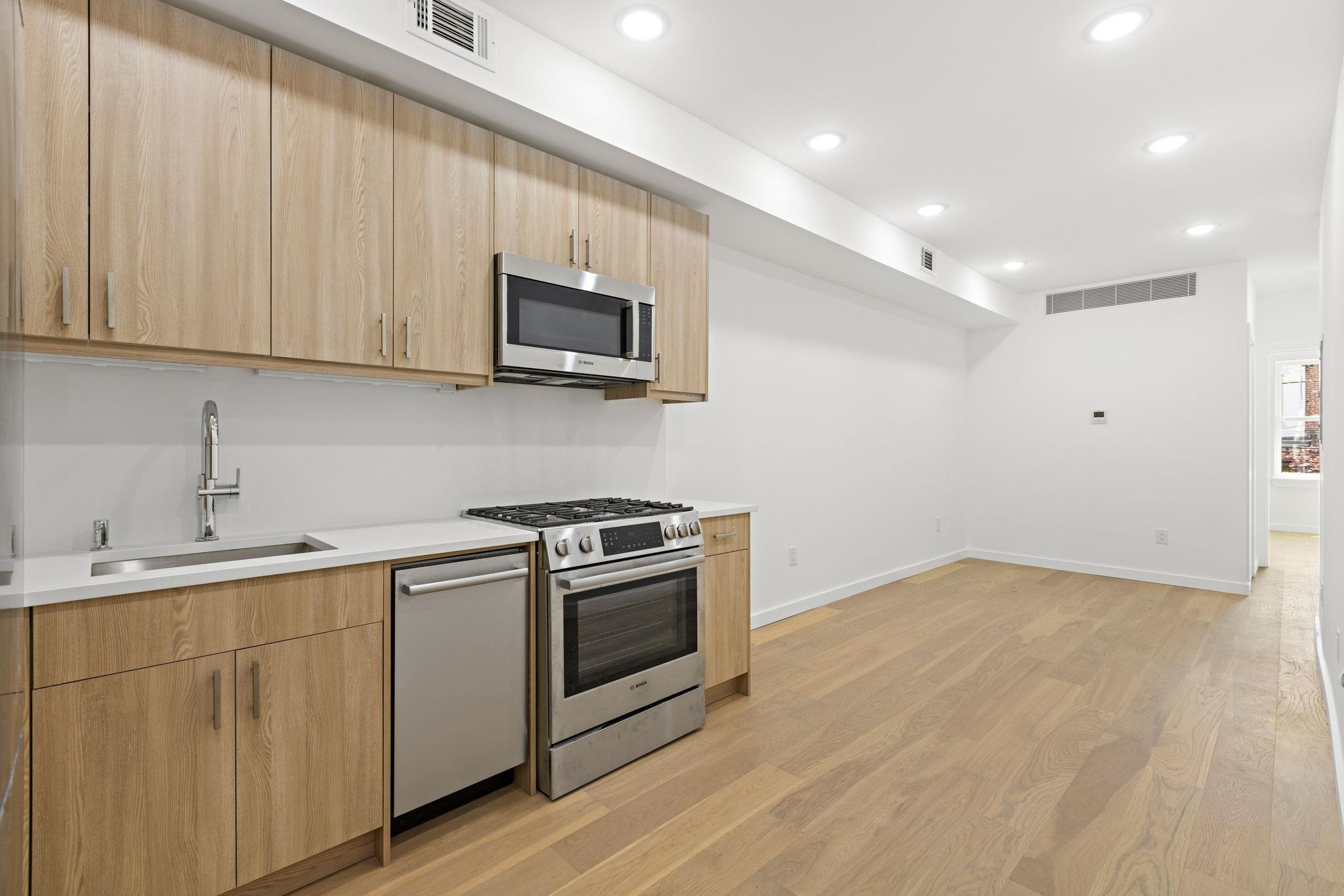 364 8TH ST Unit: 2R