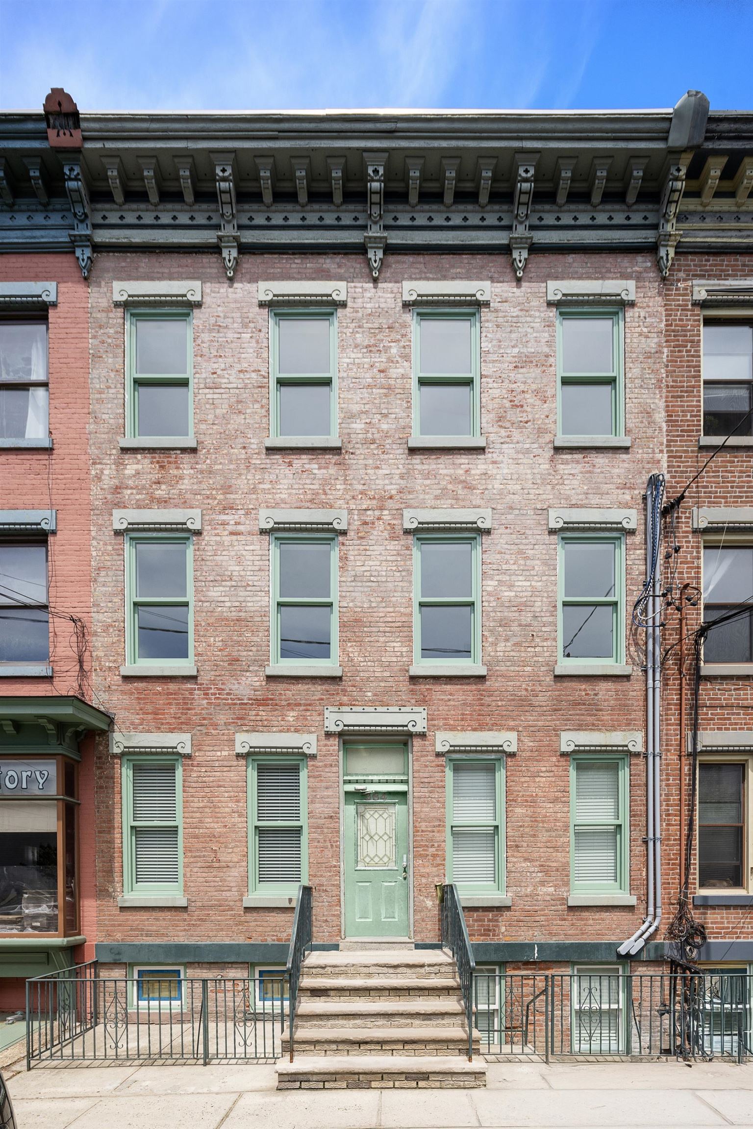 364 8TH ST Unit: 2R