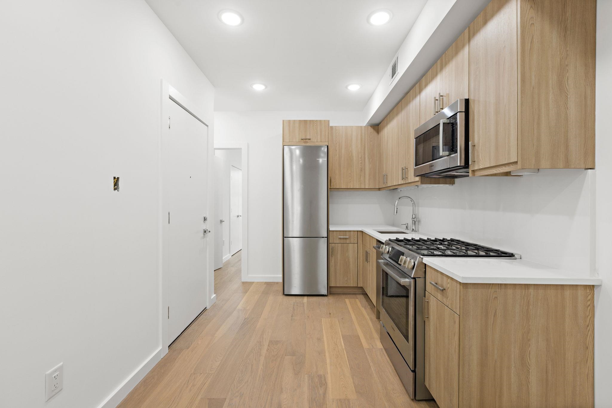 364 8TH ST Unit: 2R