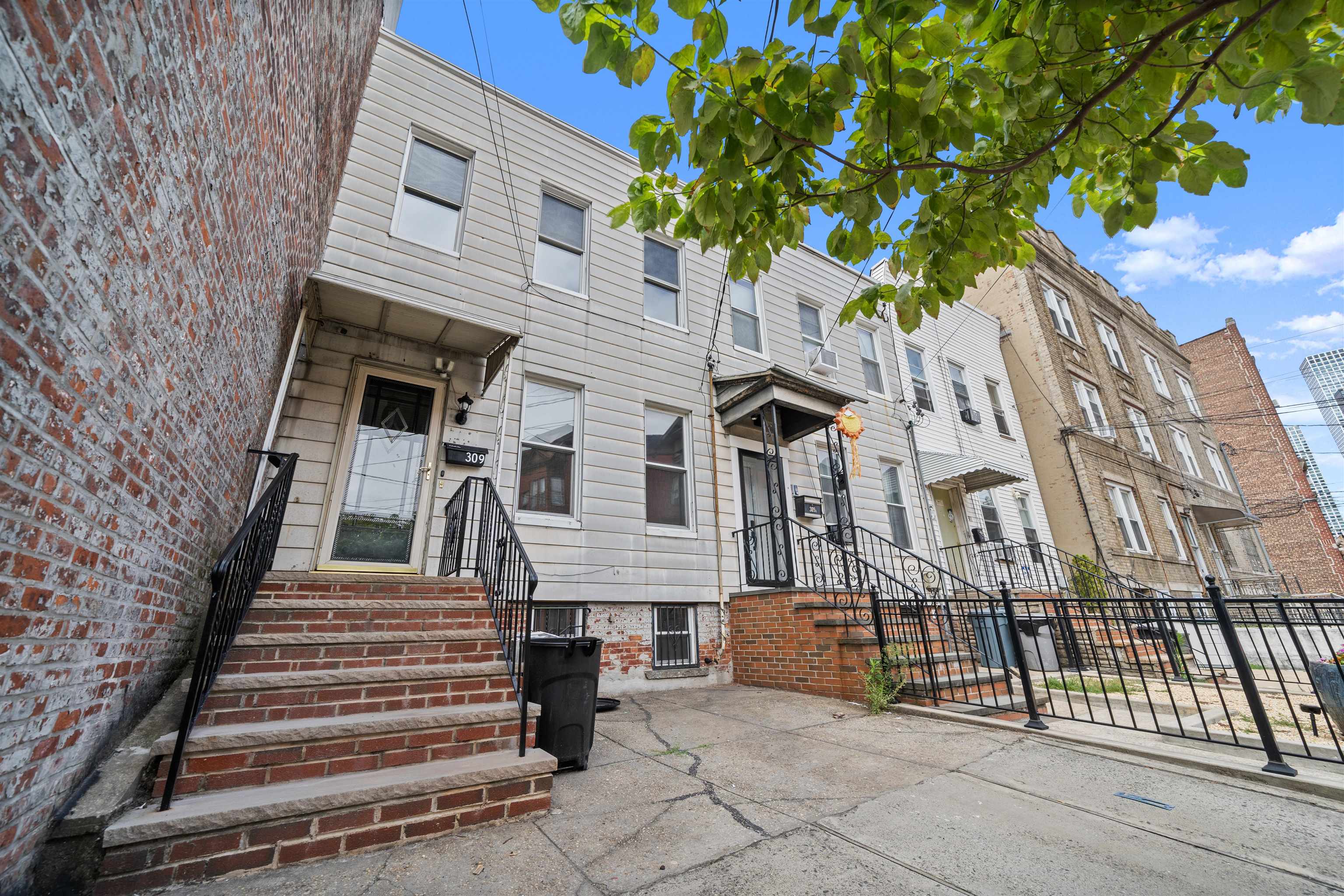 309 SUMMIT AVE