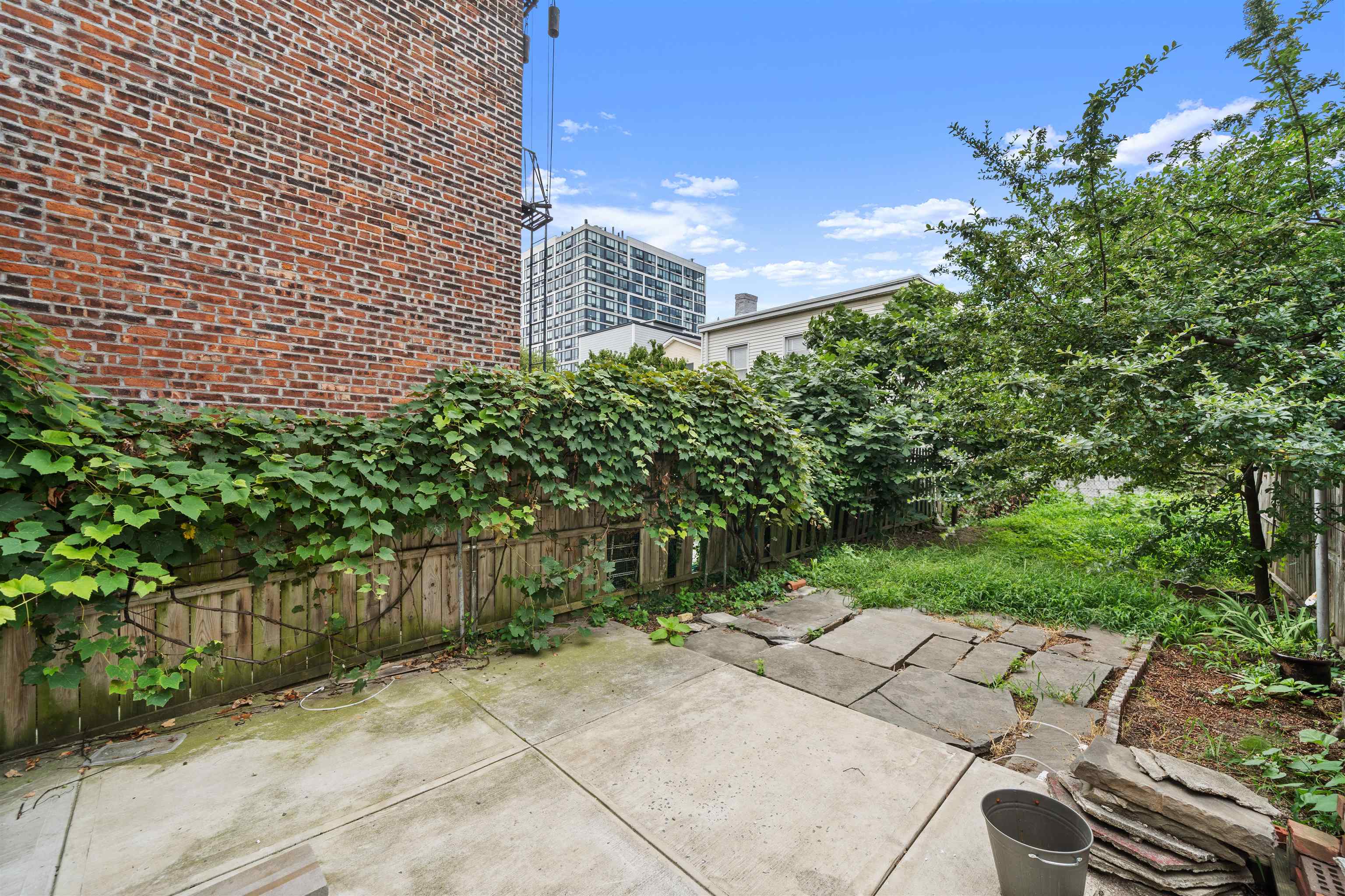 309 SUMMIT AVE