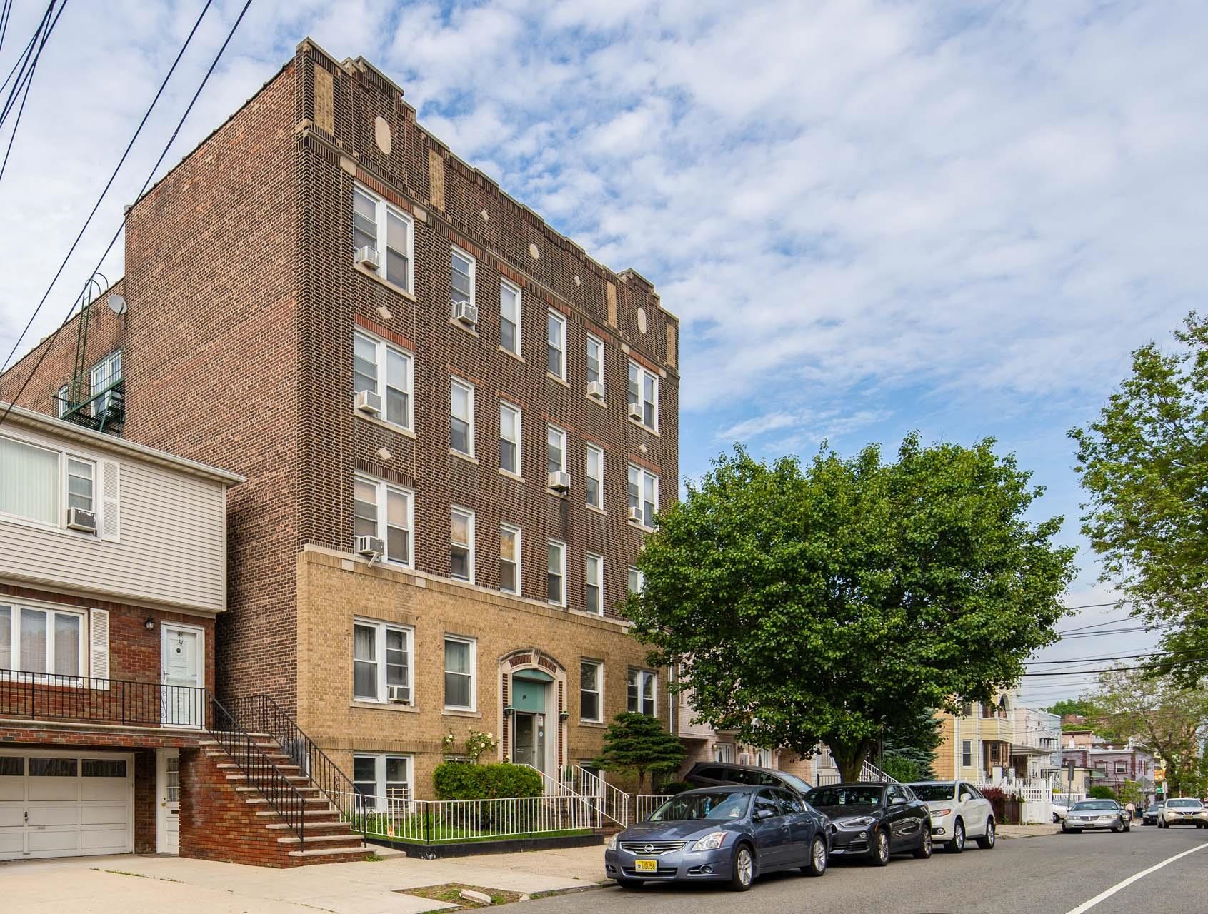 86 CHARLES ST Unit: 104