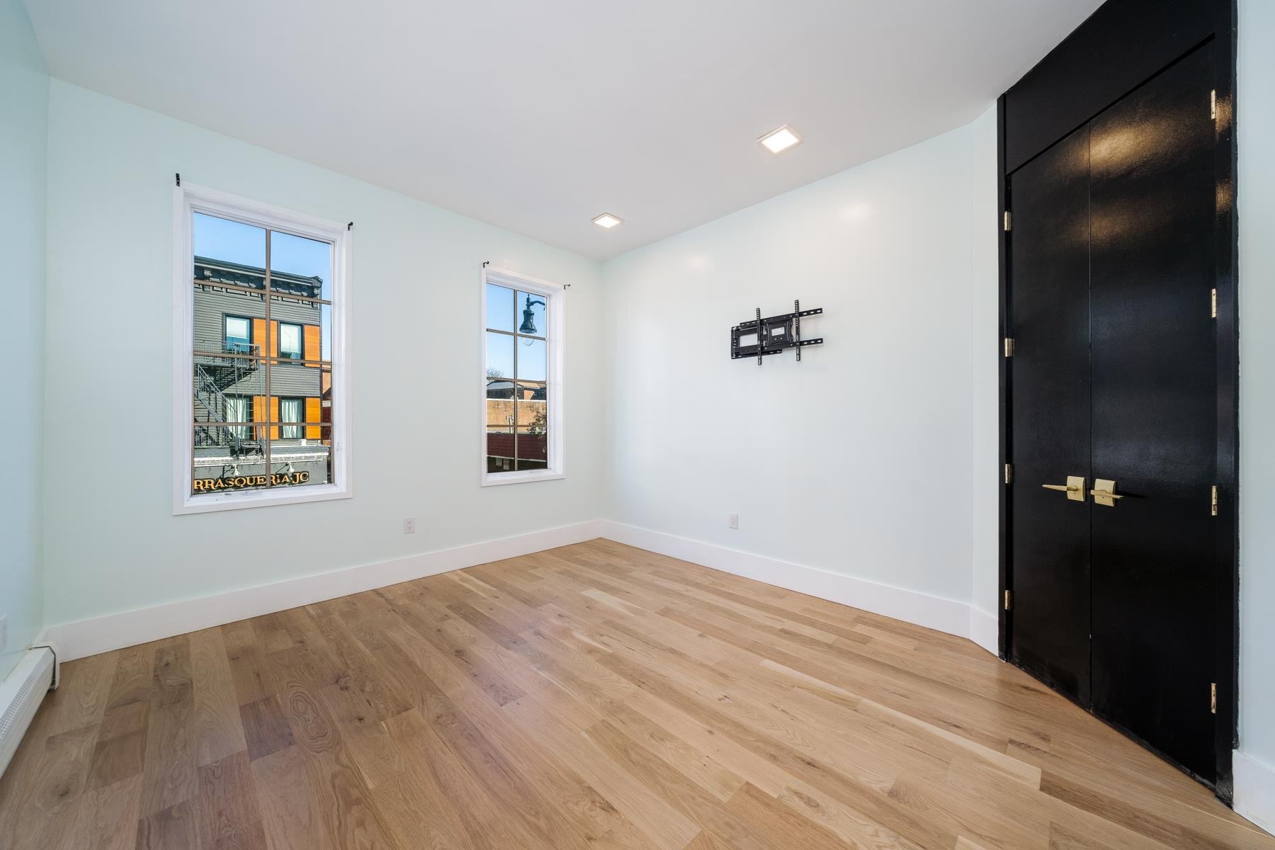 541 NEWARK AVE Unit: 2R
