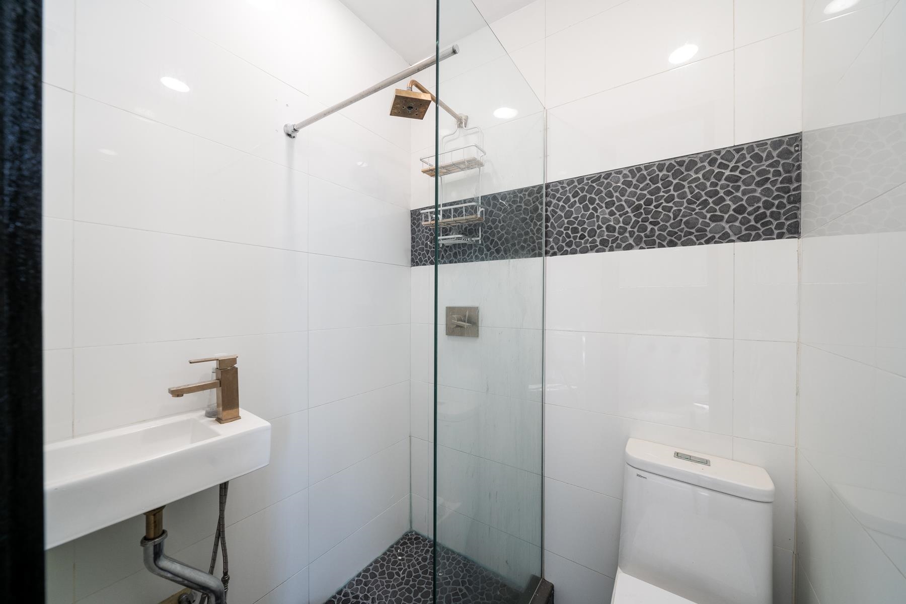 541 NEWARK AVE Unit: 2R