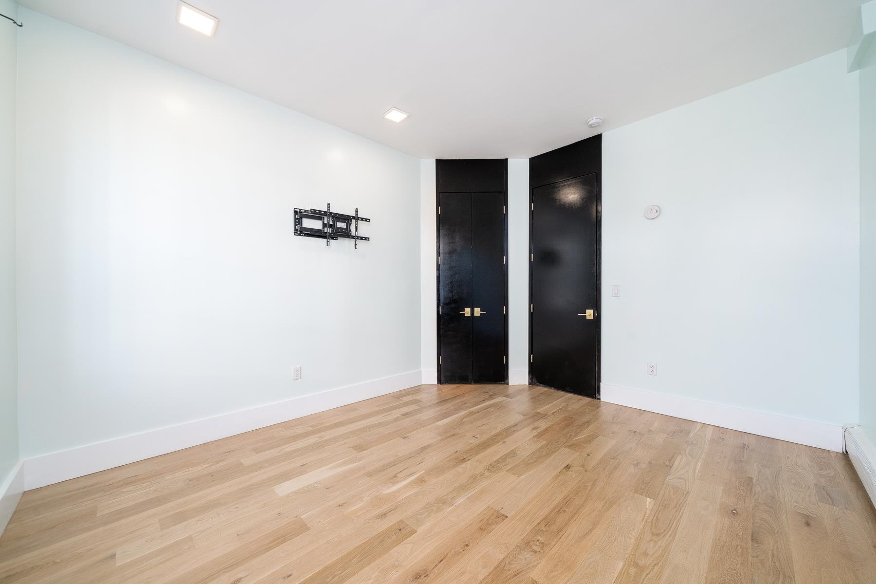 541 NEWARK AVE Unit: 2R