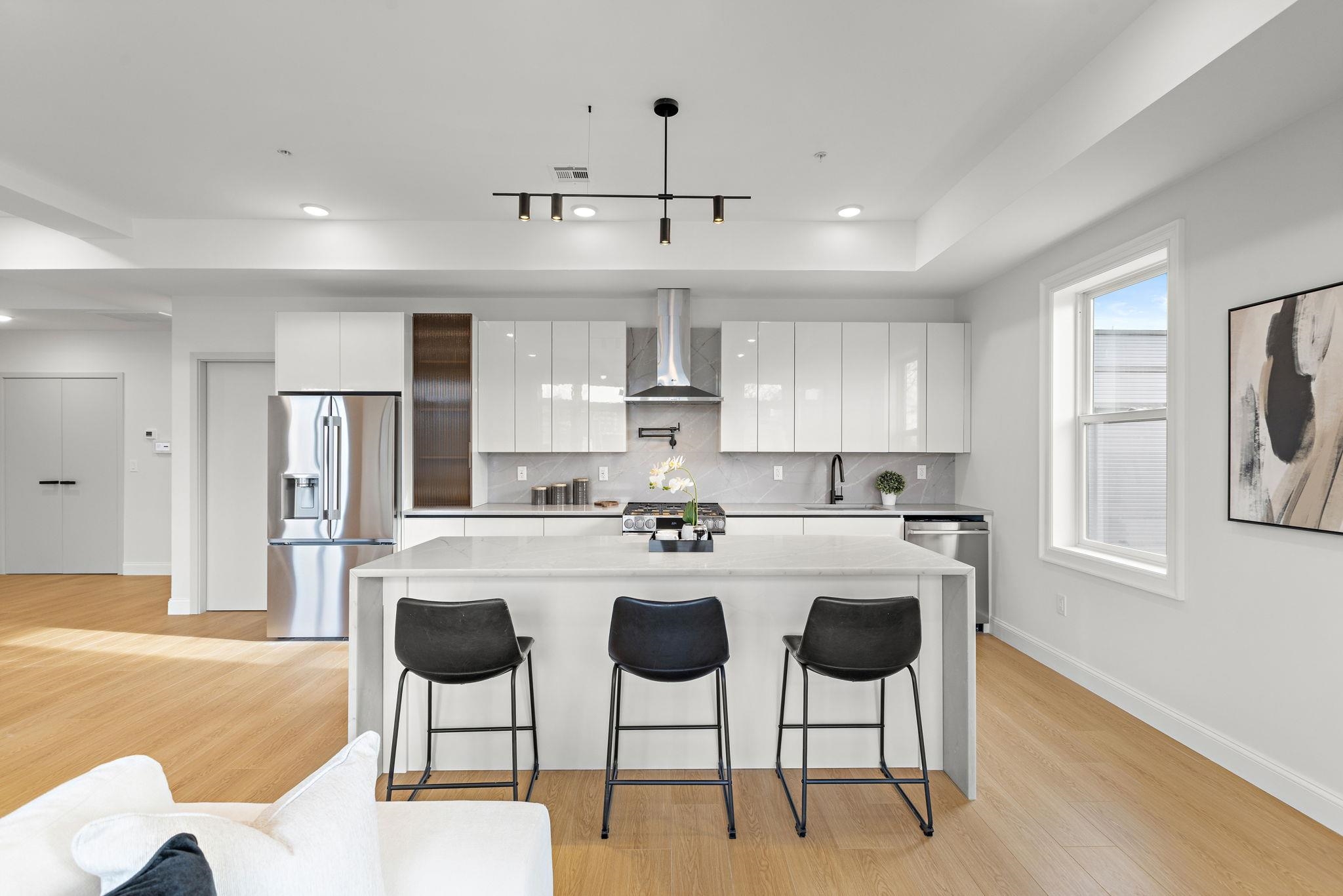 192 CAMBRIDGE AVE Unit: 4