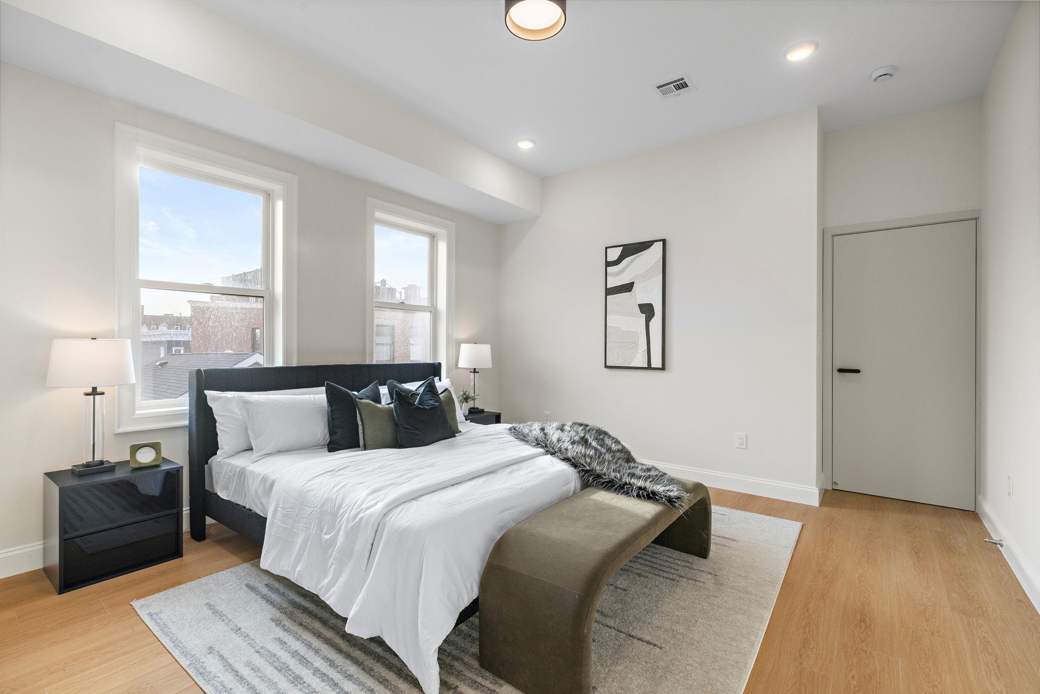 192 CAMBRIDGE AVE Unit: 4