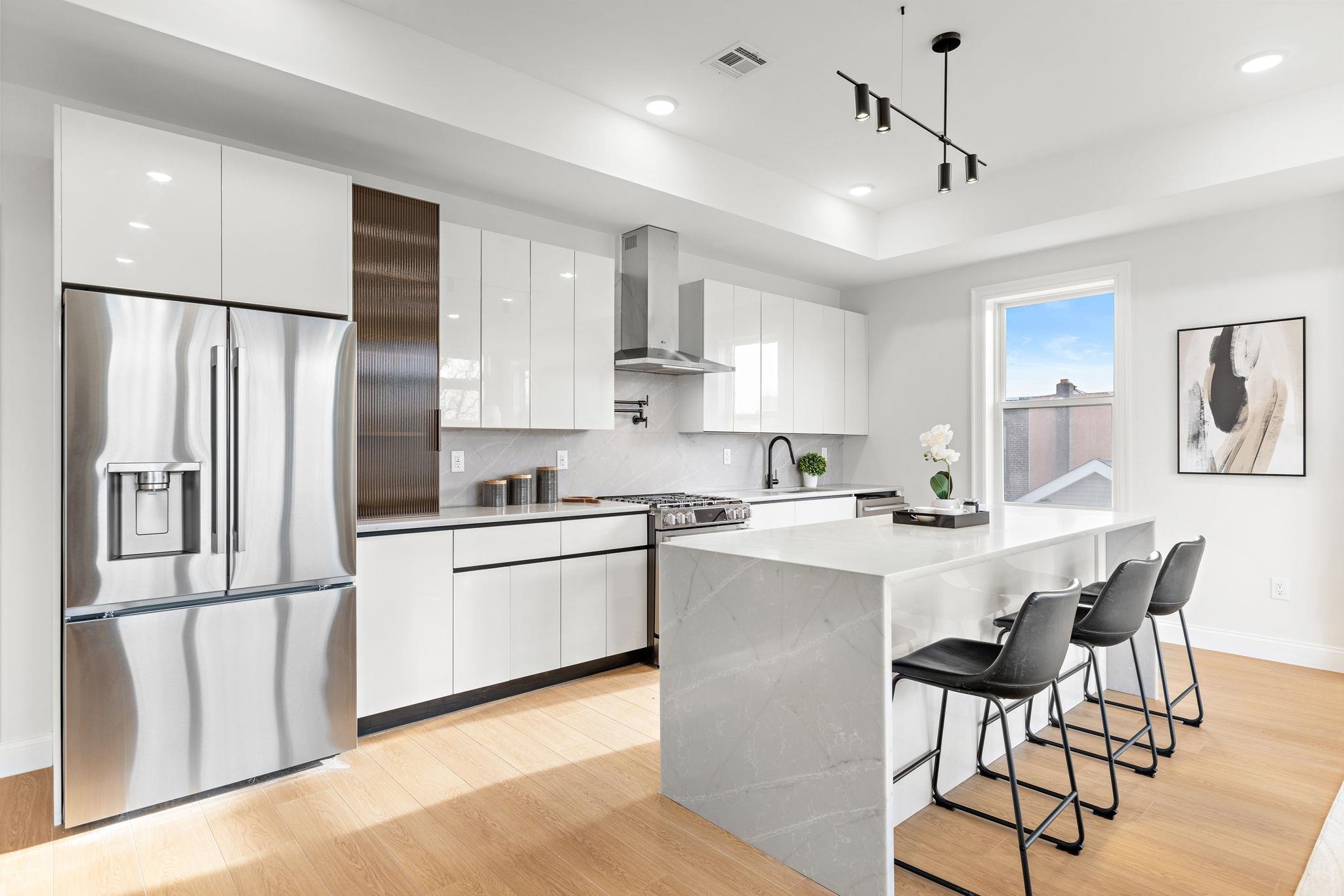 192 CAMBRIDGE AVE Unit: 4