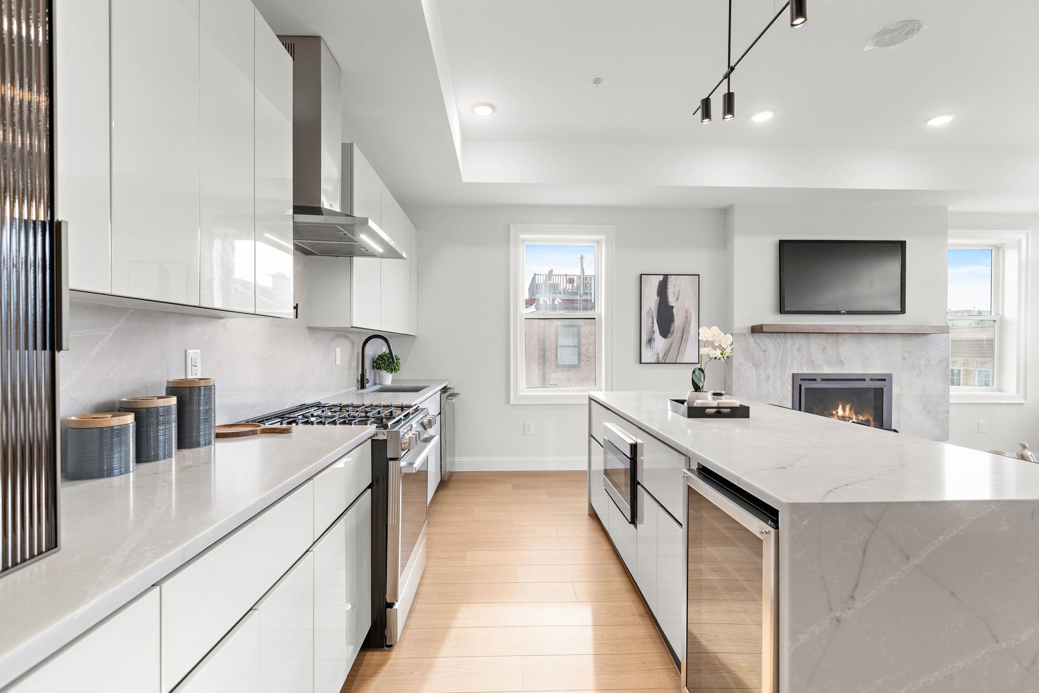 192 CAMBRIDGE AVE Unit: 4