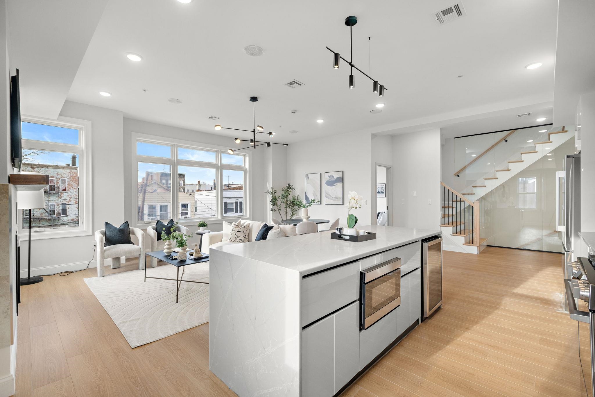 192 CAMBRIDGE AVE Unit: 4