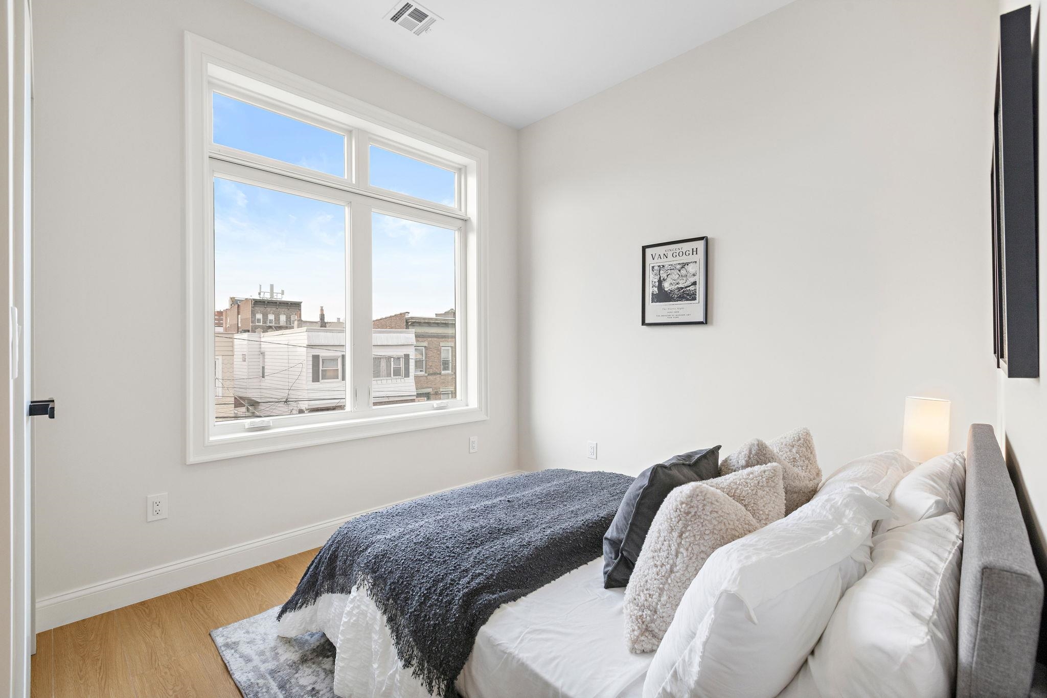 192 CAMBRIDGE AVE Unit: 4