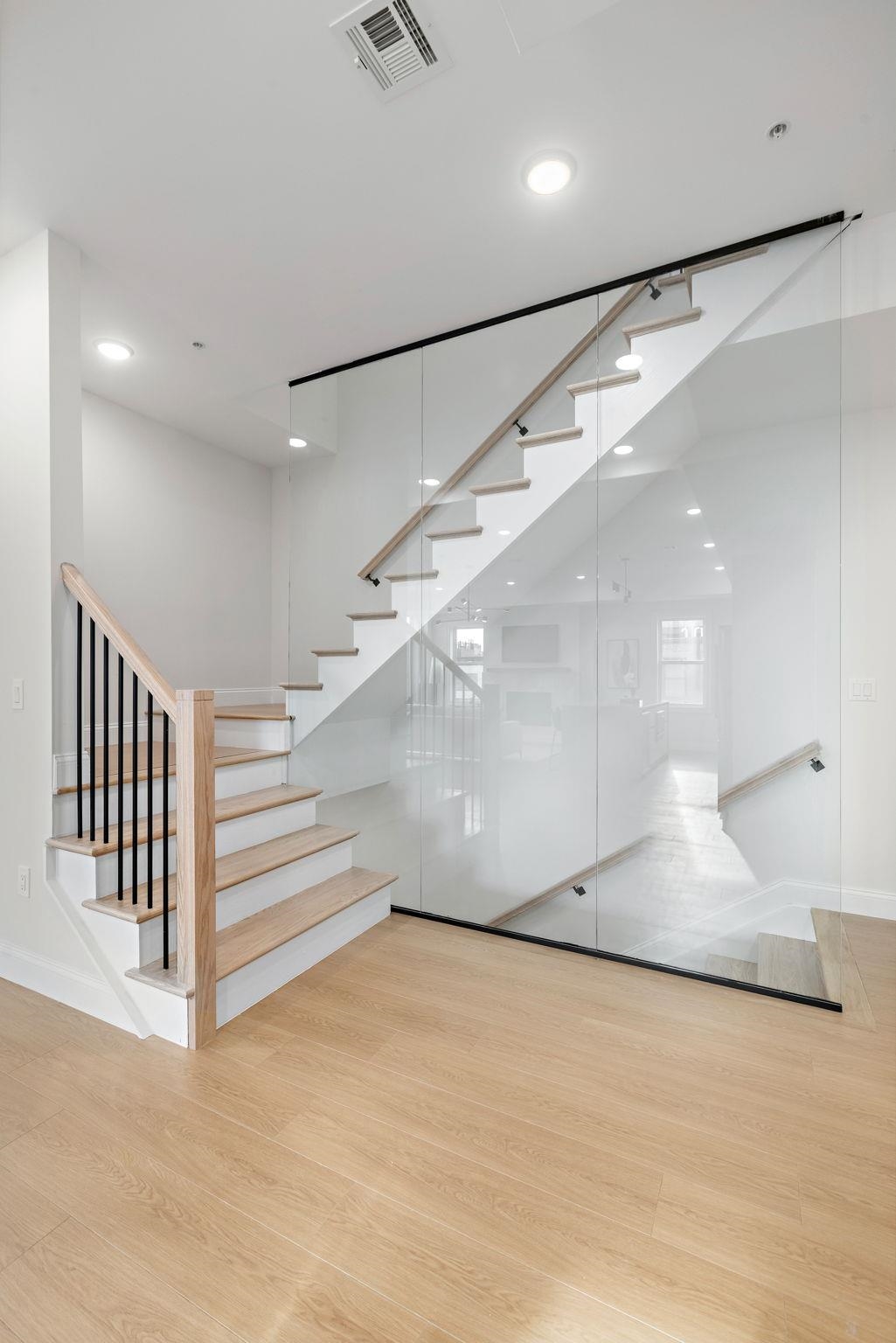 192 CAMBRIDGE AVE Unit: 4