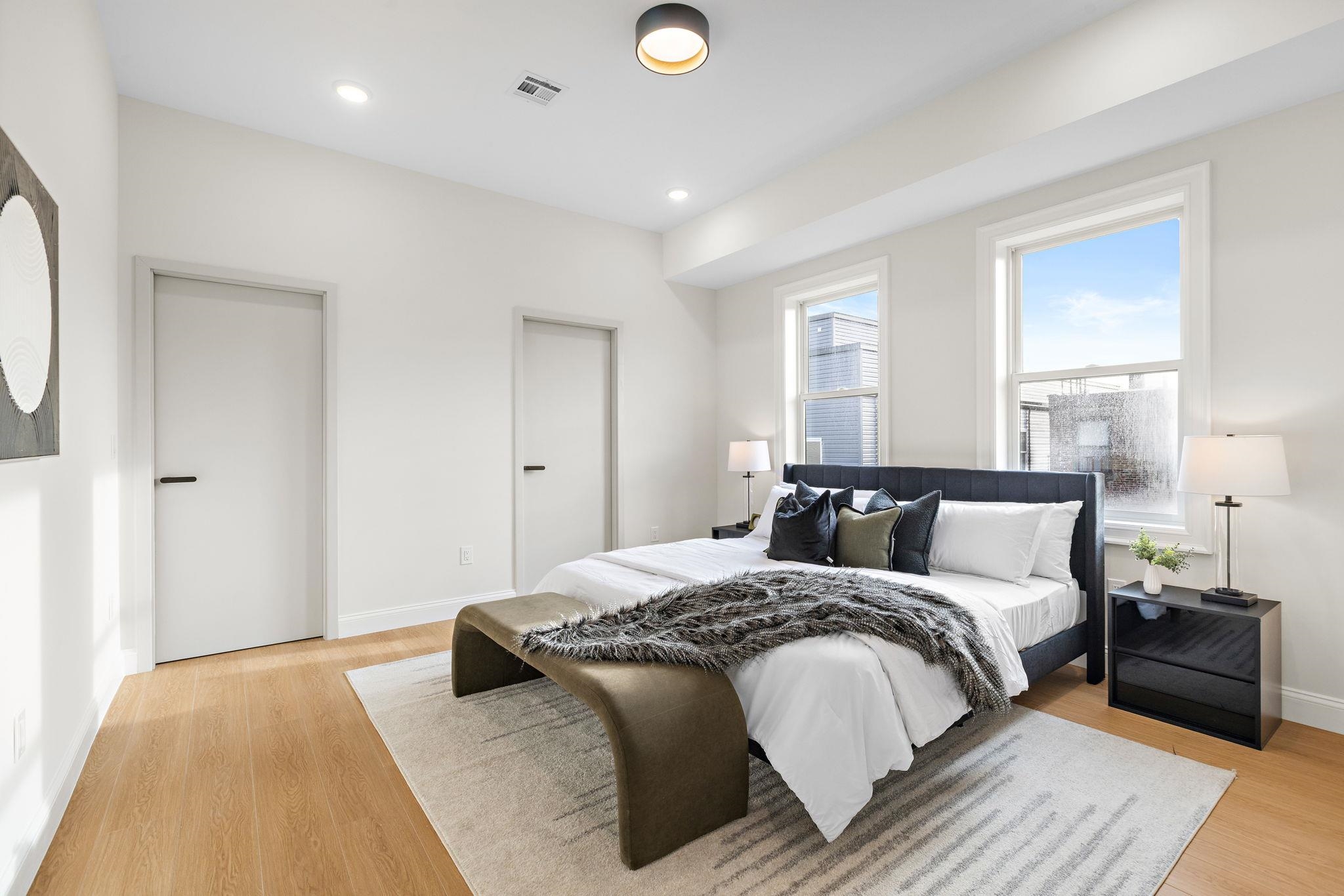 192 CAMBRIDGE AVE Unit: 4