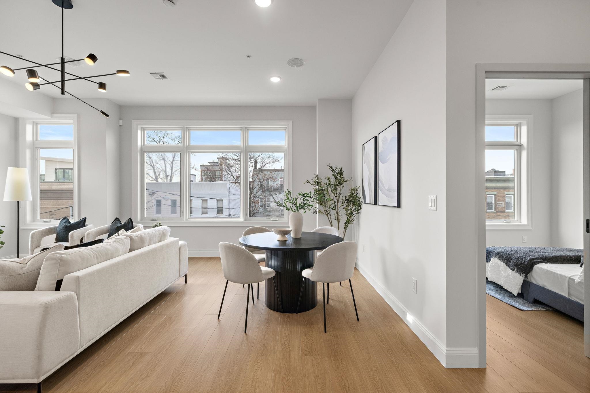 192 CAMBRIDGE AVE Unit: 4