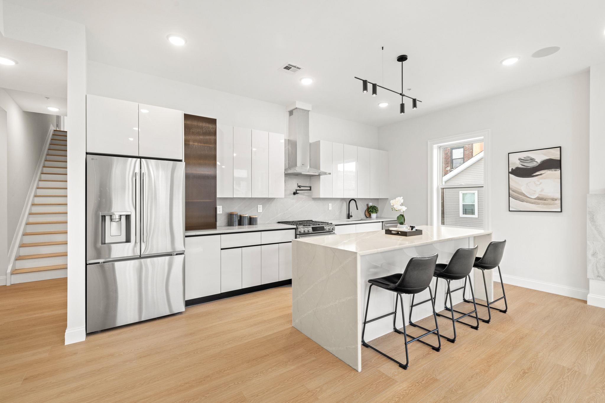 192 CAMBRIDGE AVE Unit: 3