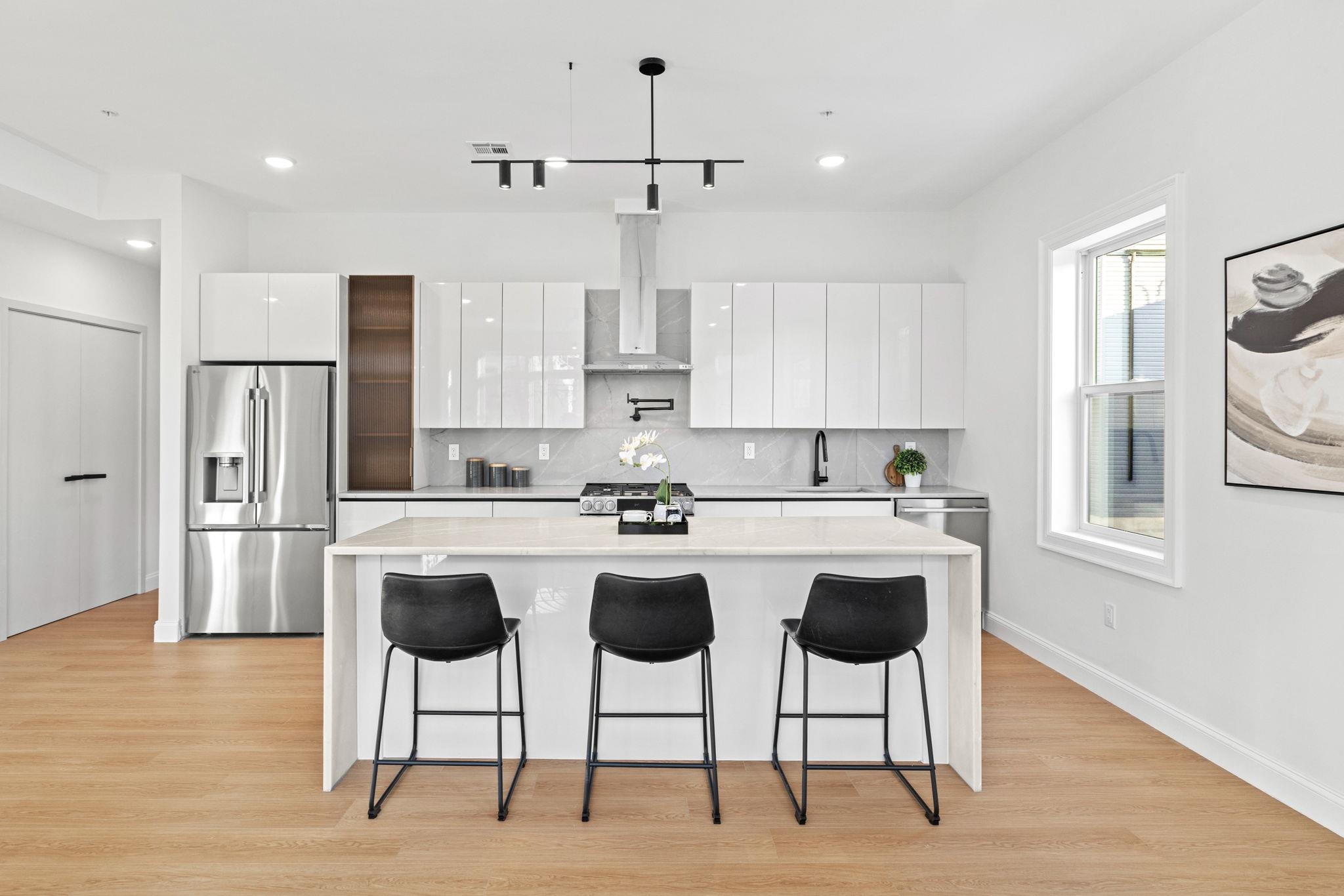 192 CAMBRIDGE AVE Unit: 3