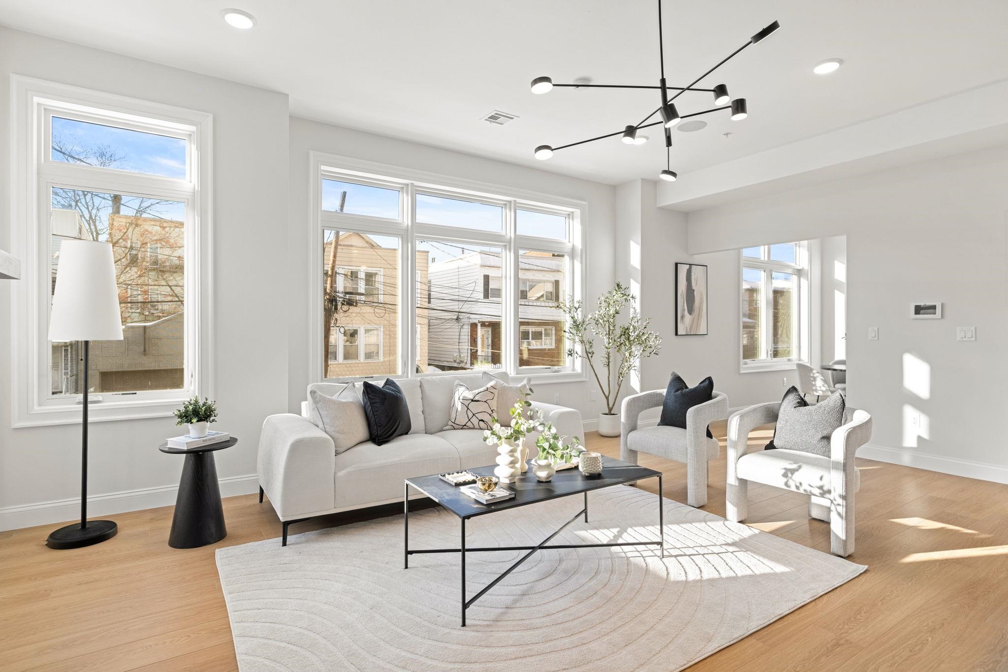 192 CAMBRIDGE AVE Unit: 3