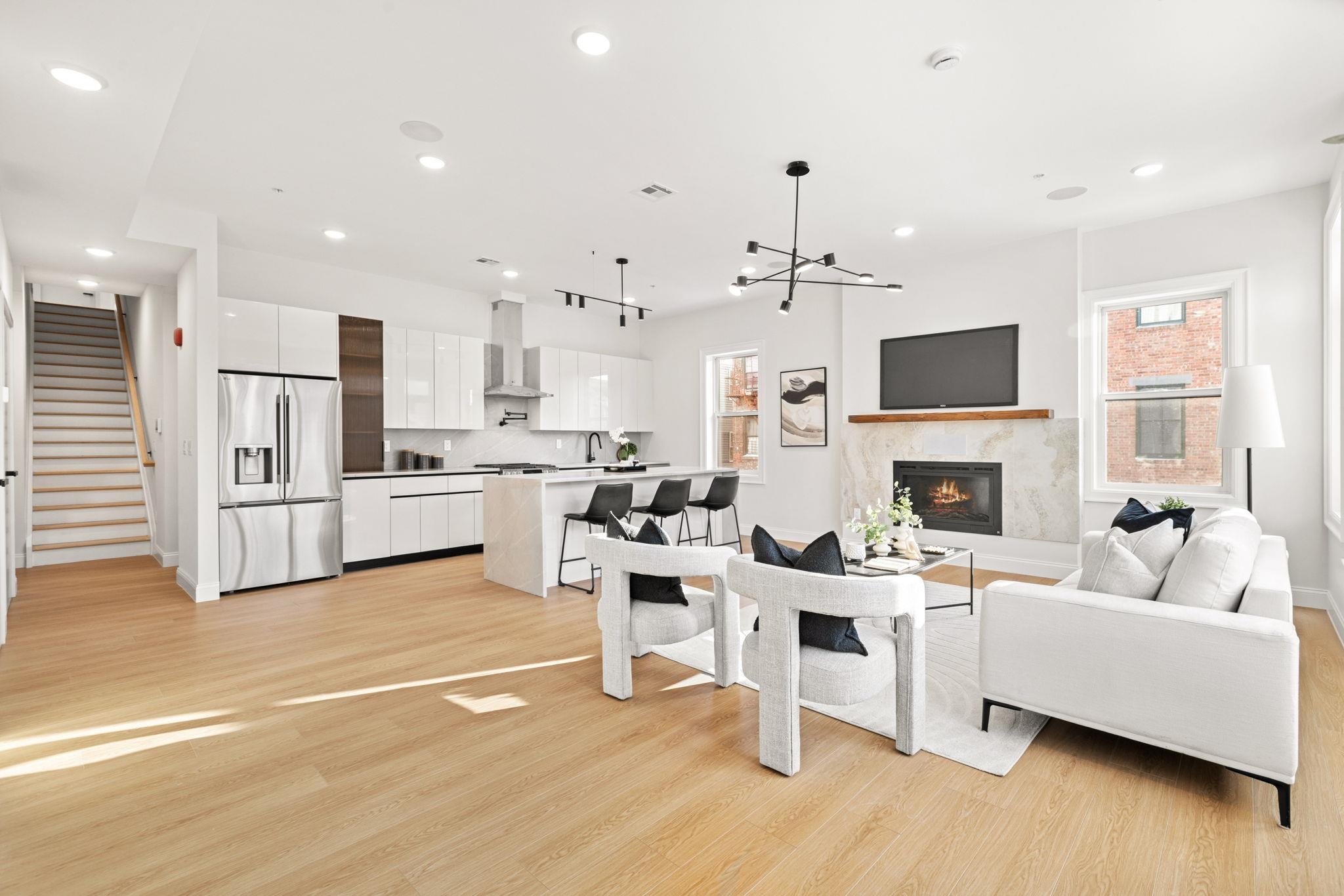 192 CAMBRIDGE AVE Unit: 3